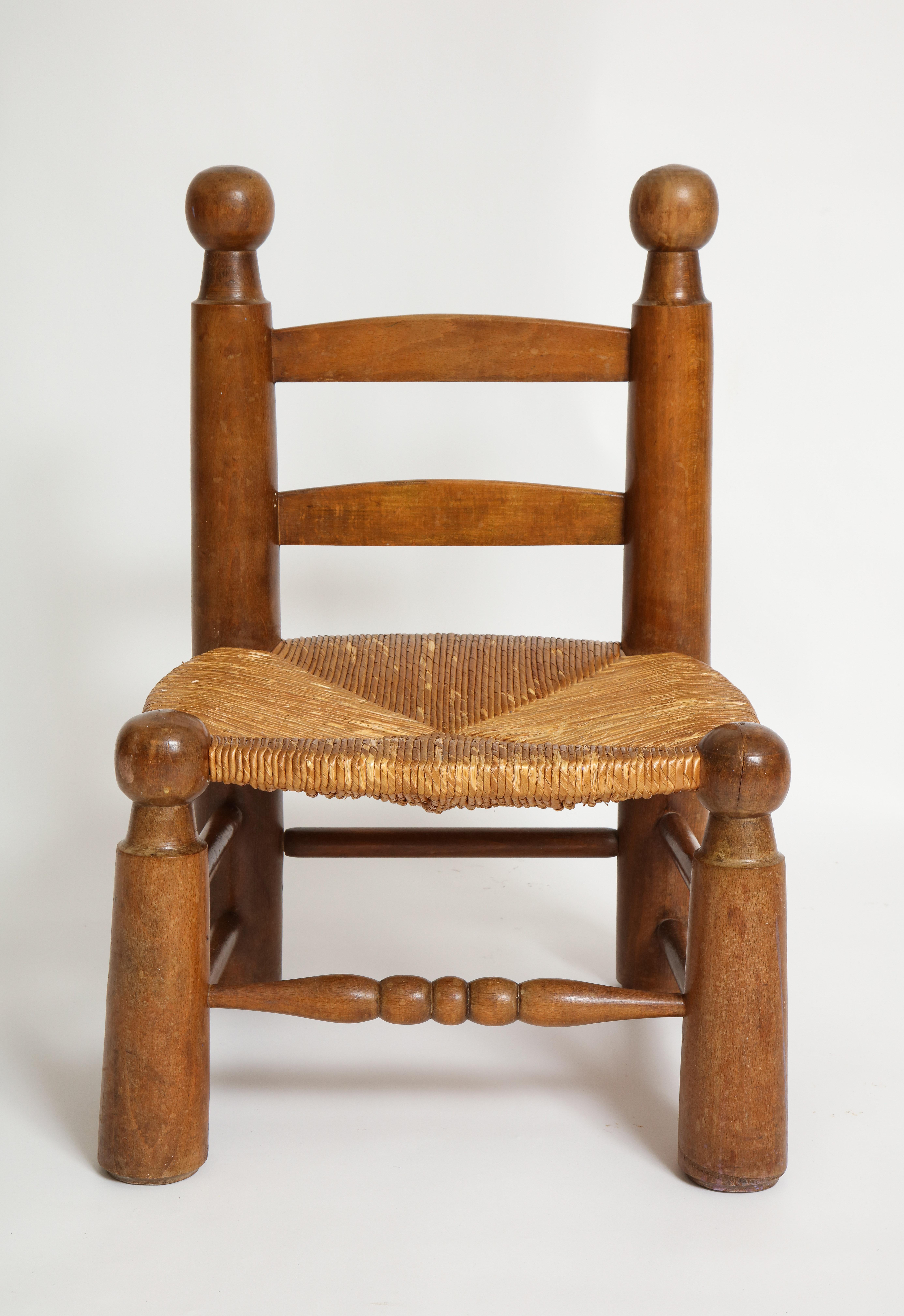 Einzelner Kinderstuhl aus gedrechseltem Holz und Binsen im Stil von Charlotte Perriand.

Schöner Kinderstuhl. Schwer und solide in schönem Vintage-Zustand.