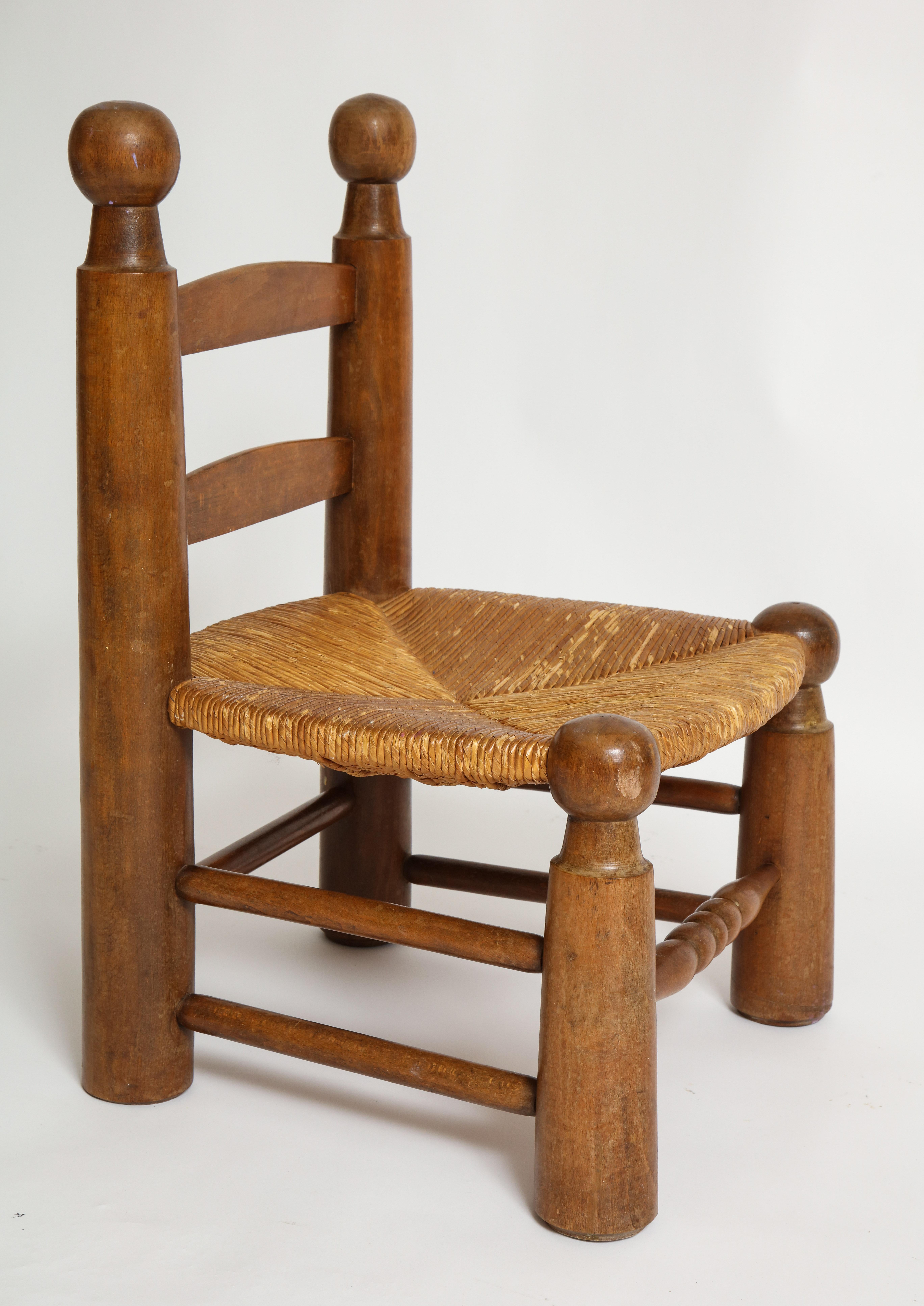 Einzelner Kinderstuhl aus gedrechseltem Holz und Binsen im Stil von Charlotte Perriand (Französisch)