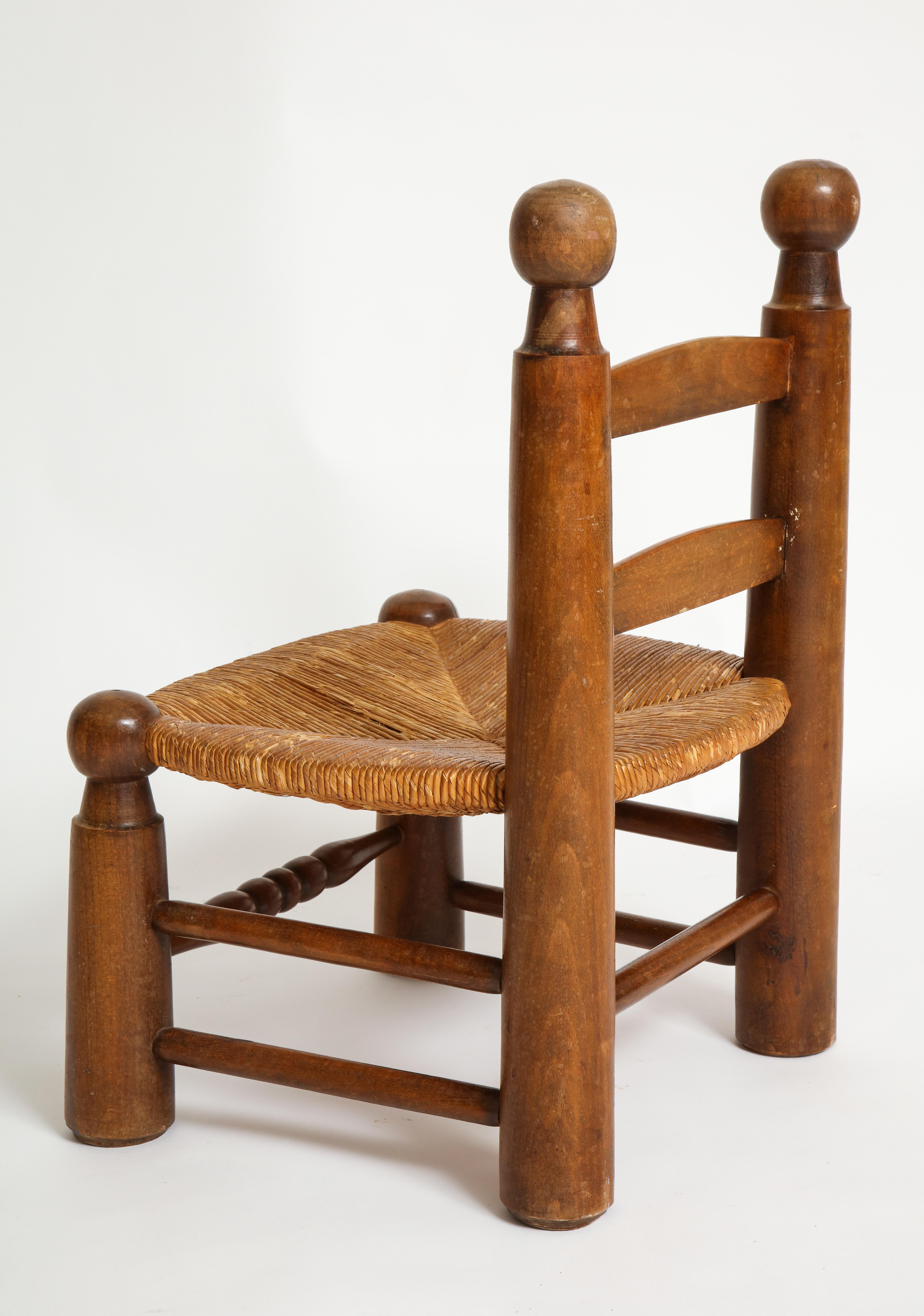 Einzelner Kinderstuhl aus gedrechseltem Holz und Binsen im Stil von Charlotte Perriand im Zustand „Gut“ in New York, NY