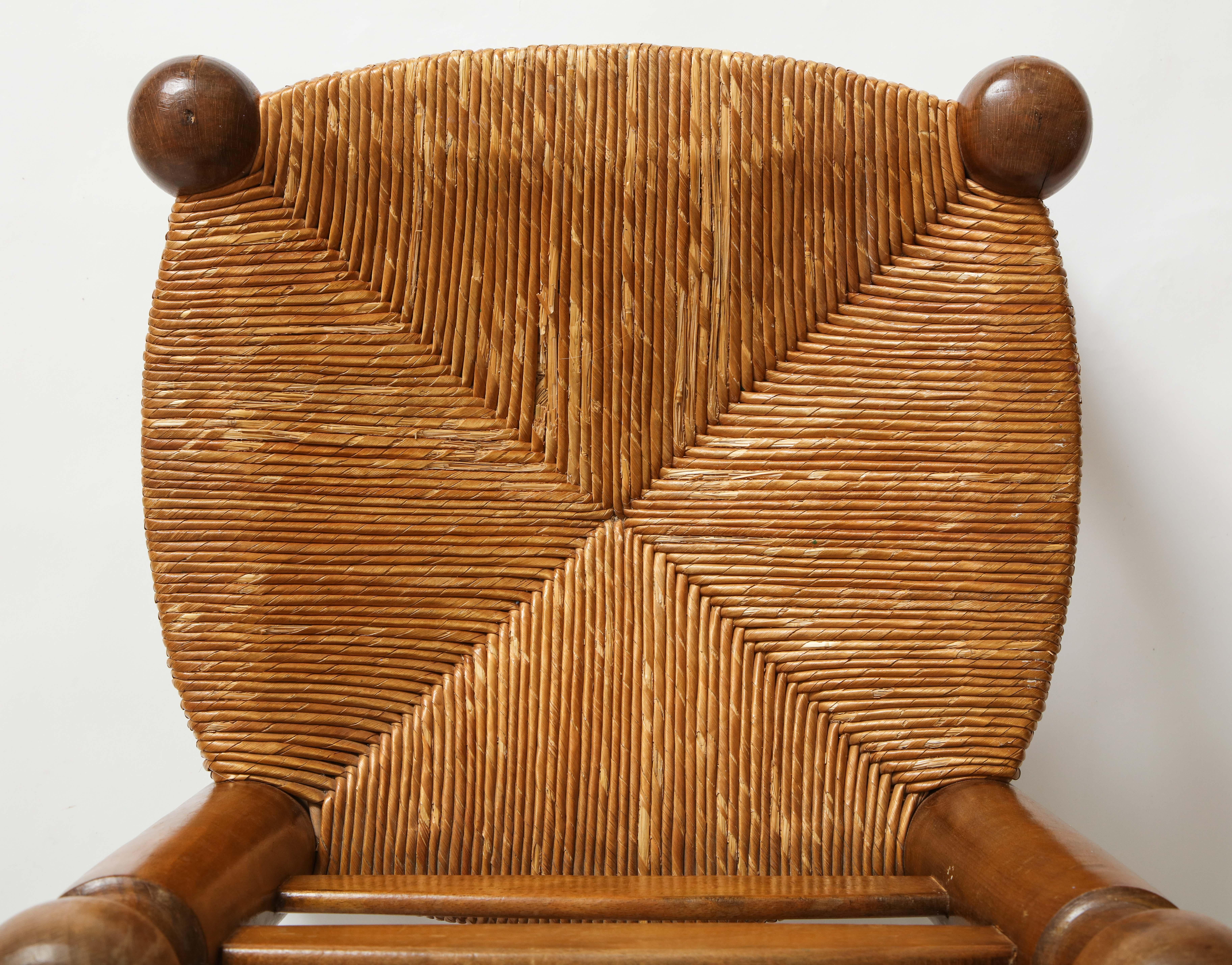 Einzelner Kinderstuhl aus gedrechseltem Holz und Binsen im Stil von Charlotte Perriand (Mitte des 20. Jahrhunderts)