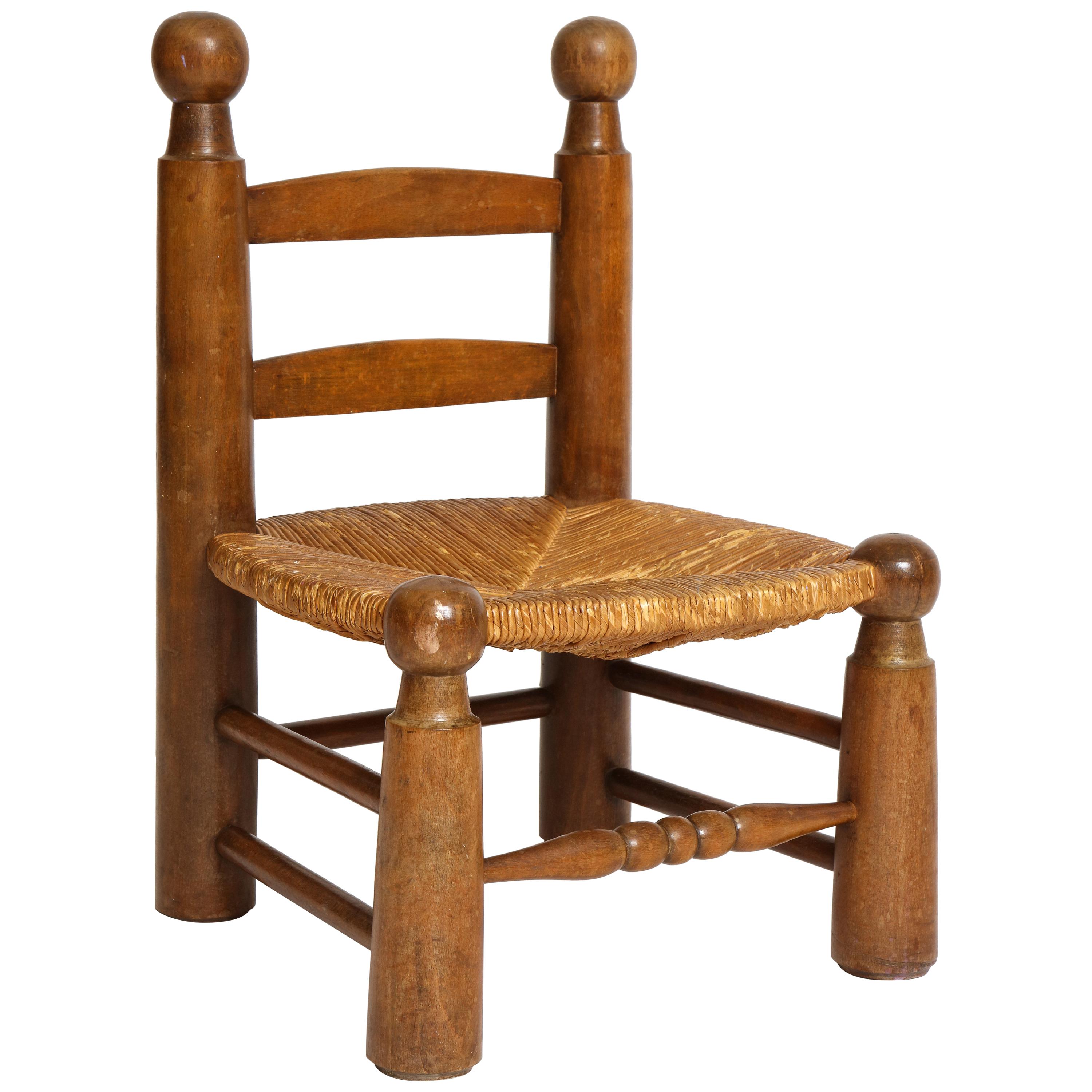 Einzelner Kinderstuhl aus gedrechseltem Holz und Binsen im Stil von Charlotte Perriand