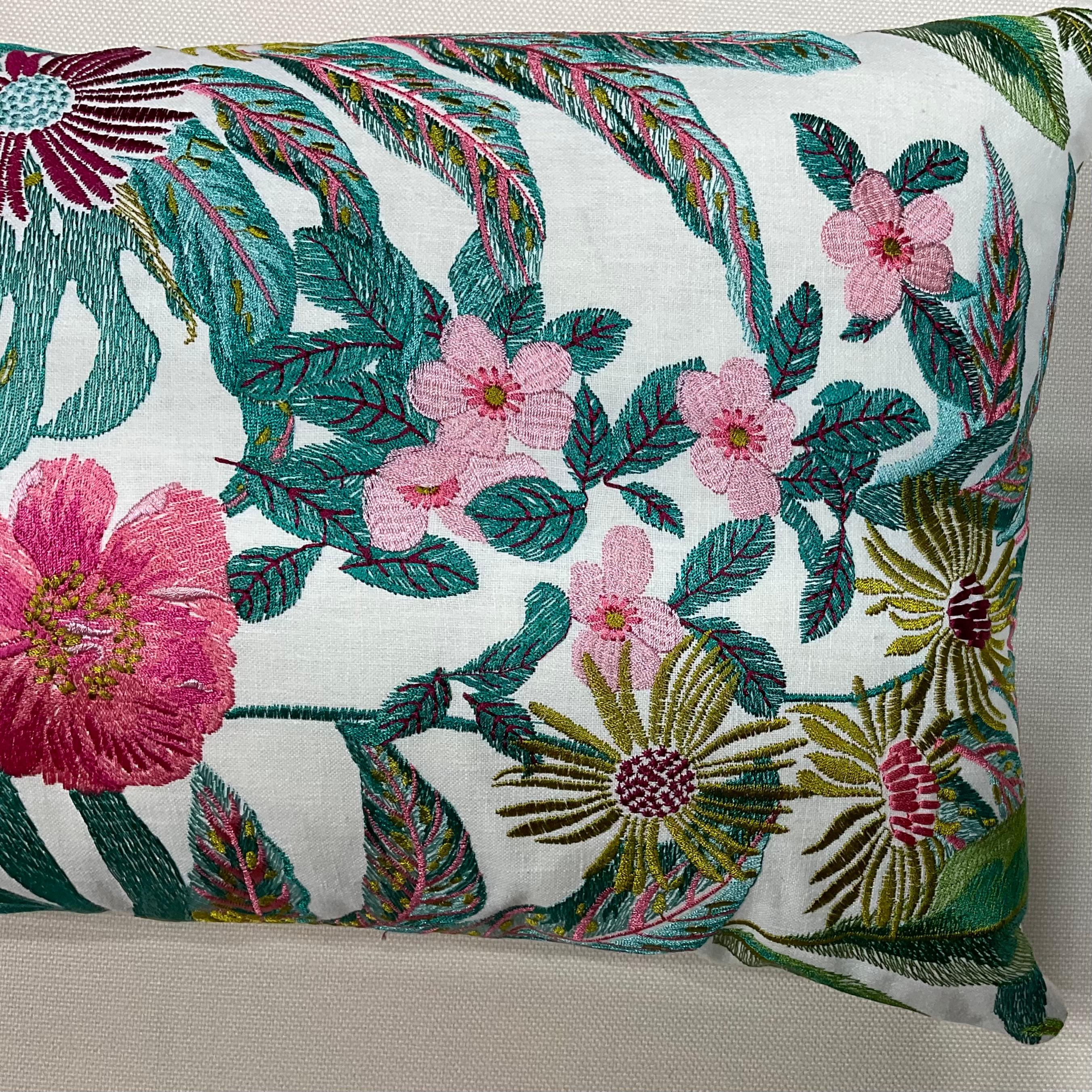 Magnifique oreiller en coton de qualité avec une exceptionnelle broderie à la machine d'un vibrant motif tropical sur les deux côtés de l'oreiller. Nouvel insert de qualité.