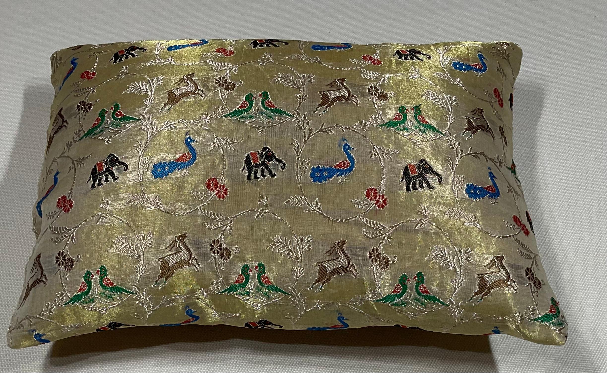 Einzelne zwei Seiten Vintage-Stickerei-Textil-Kissen (Indisch) im Angebot