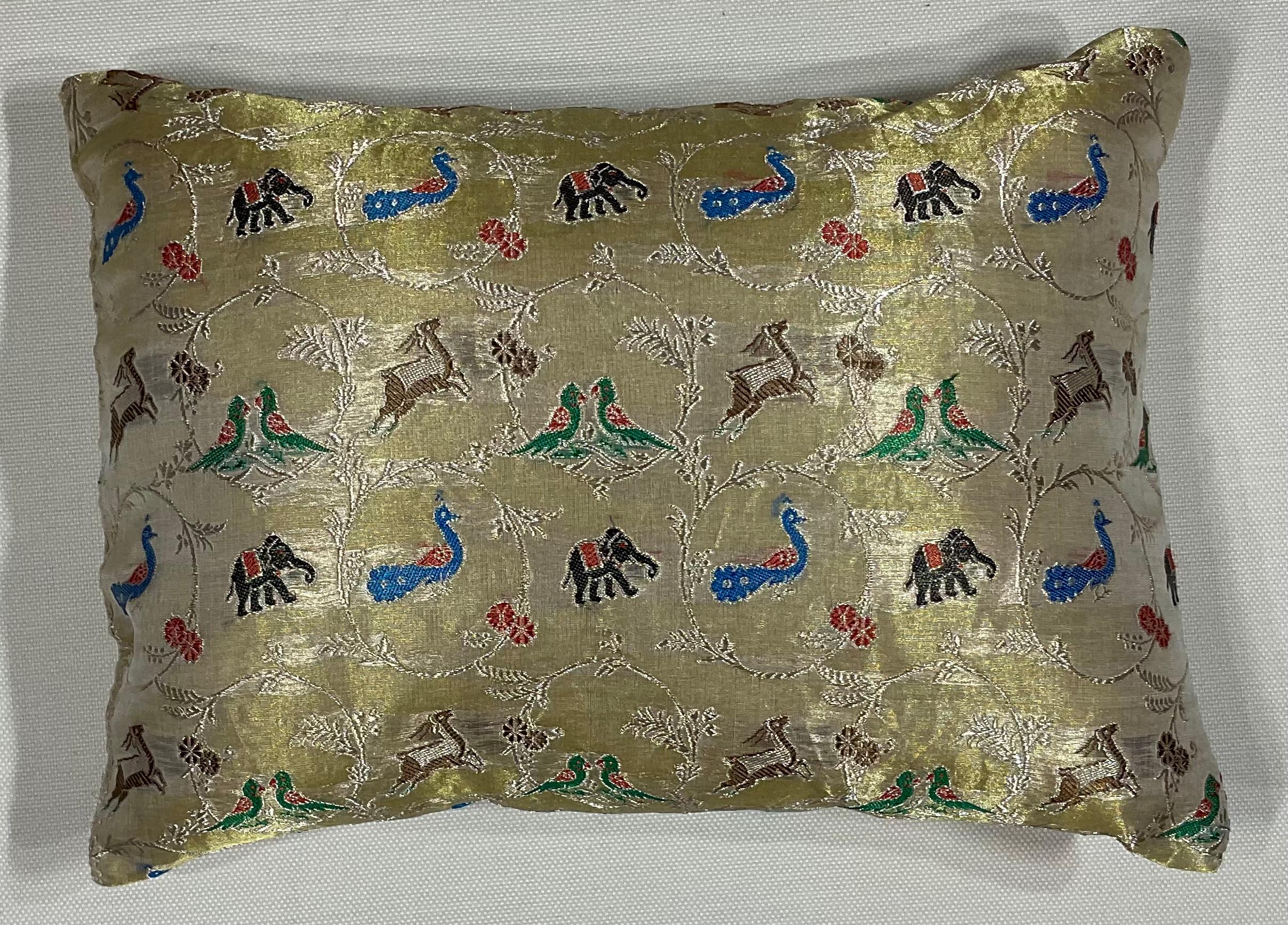 Einzelne zwei Seiten Vintage-Stickerei-Textil-Kissen (Handgefertigt) im Angebot