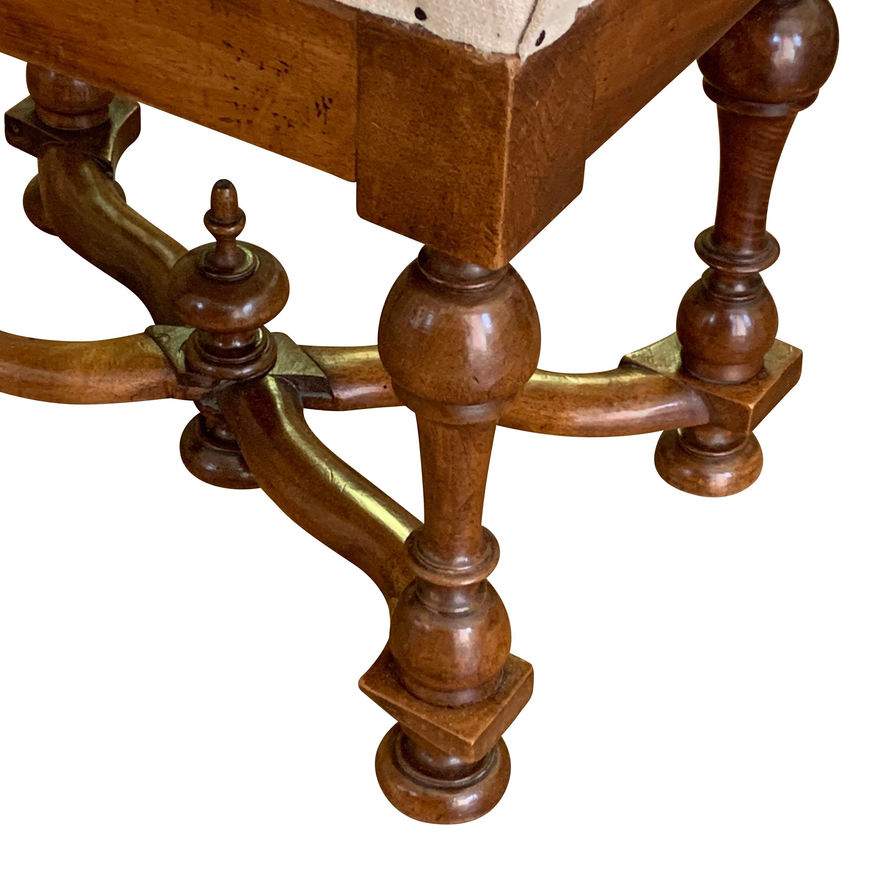 19th century French single foot stool with center finial
Newly reupholstered in vintage Belgian linen
Walnut wood.