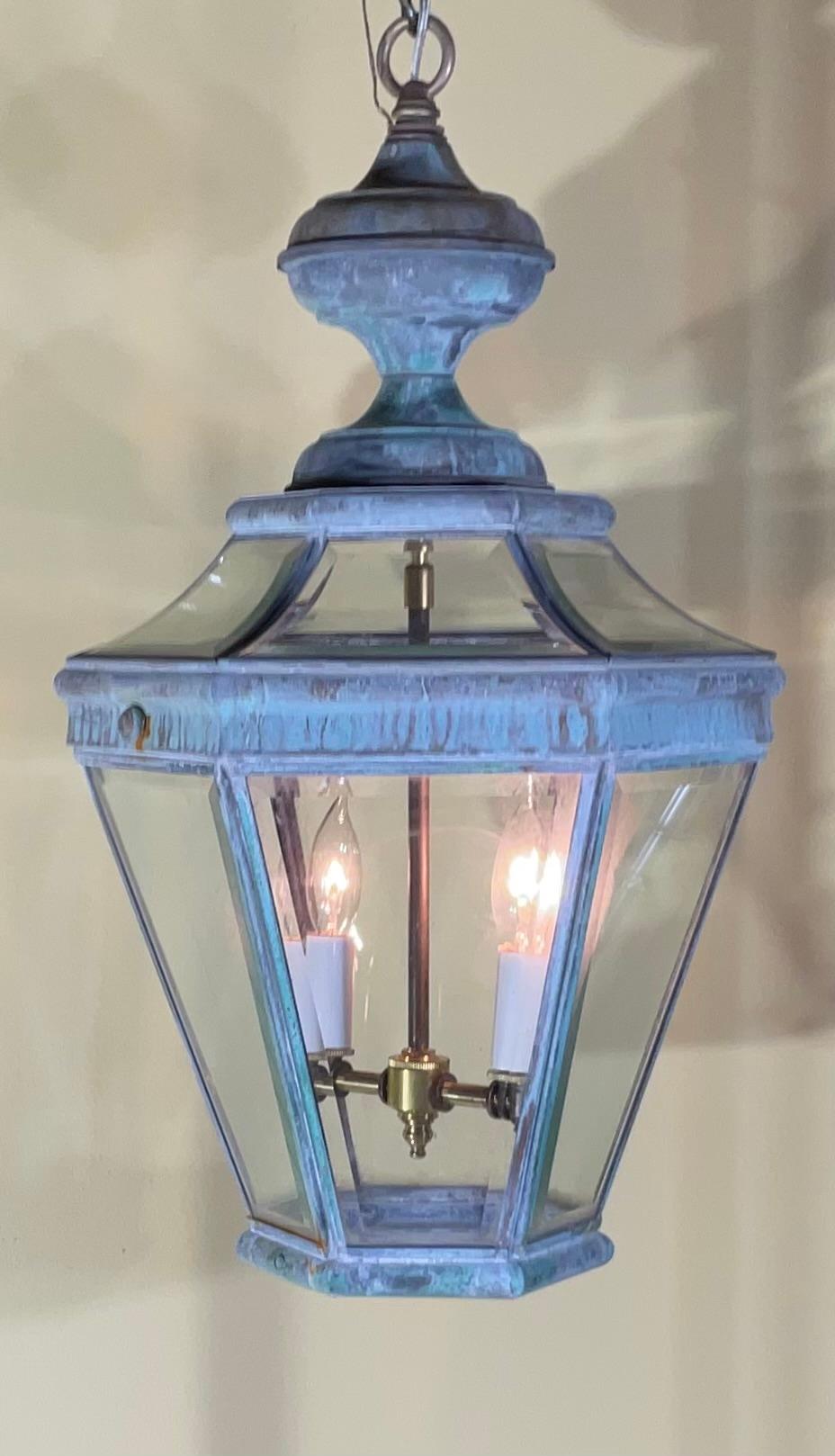 elegante lanterna a sospensione in ottone massiccio, con due luci da 60 watt.
Lati originali in vetro trasparente smussato.
Patina molto bella 
una lanterna artigianale in ottone come questa è molto più di un semplice apparecchio di illuminazione: è