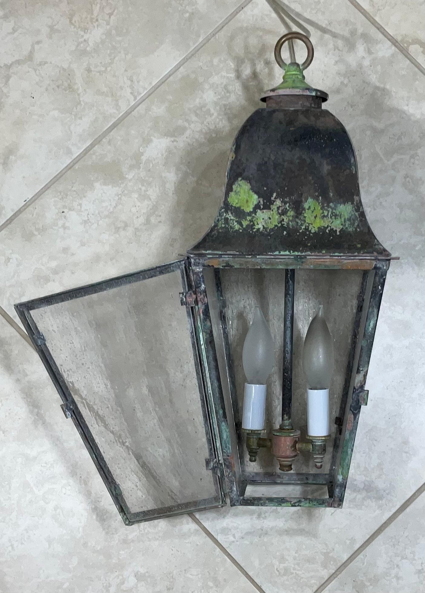 Lanterne suspendue simple vintage en laiton Bon état - En vente à Delray Beach, FL