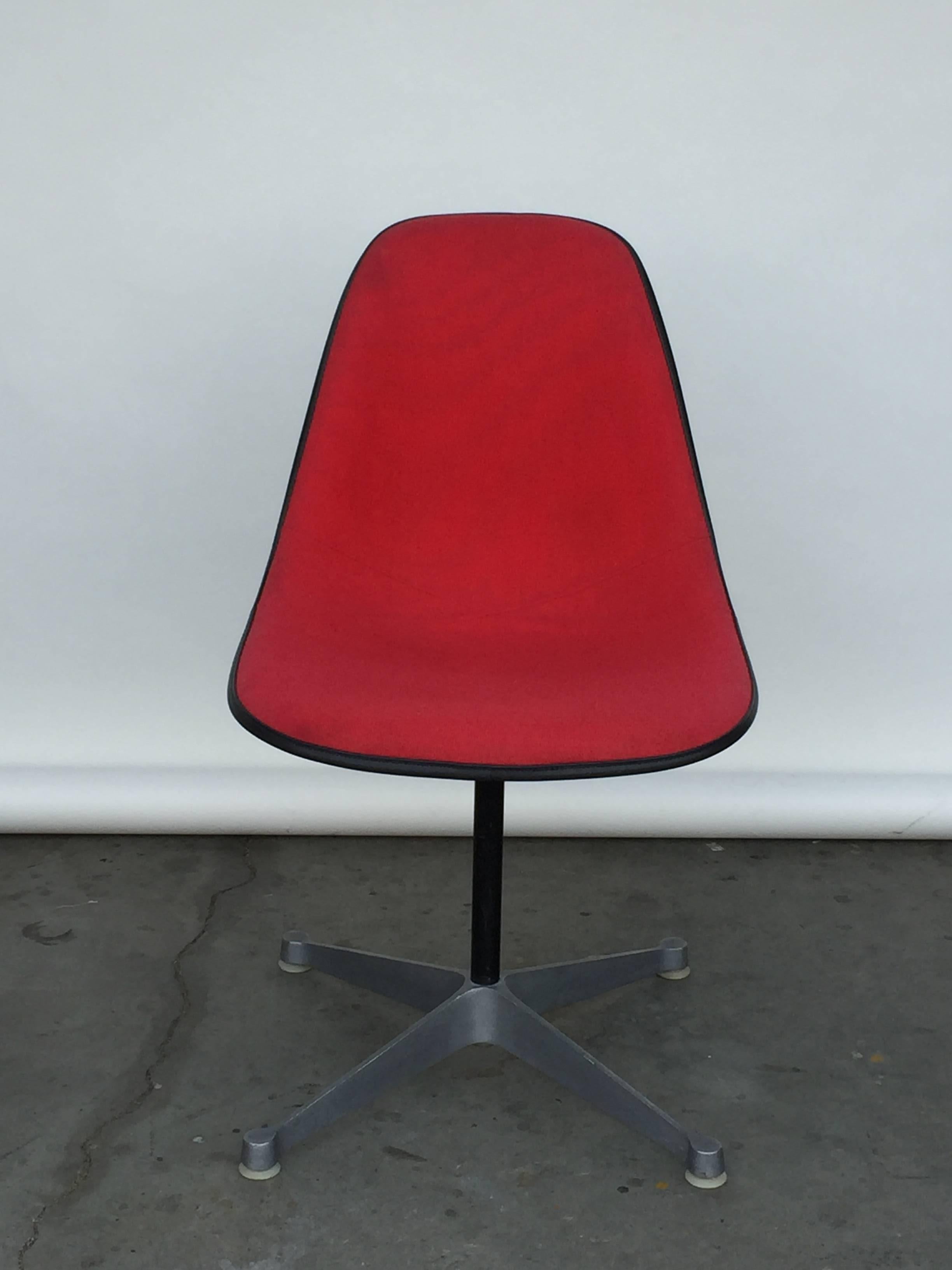 Mid-Century Modern Single Vintage Fabric Contractor Base Eames Swiveling Chair