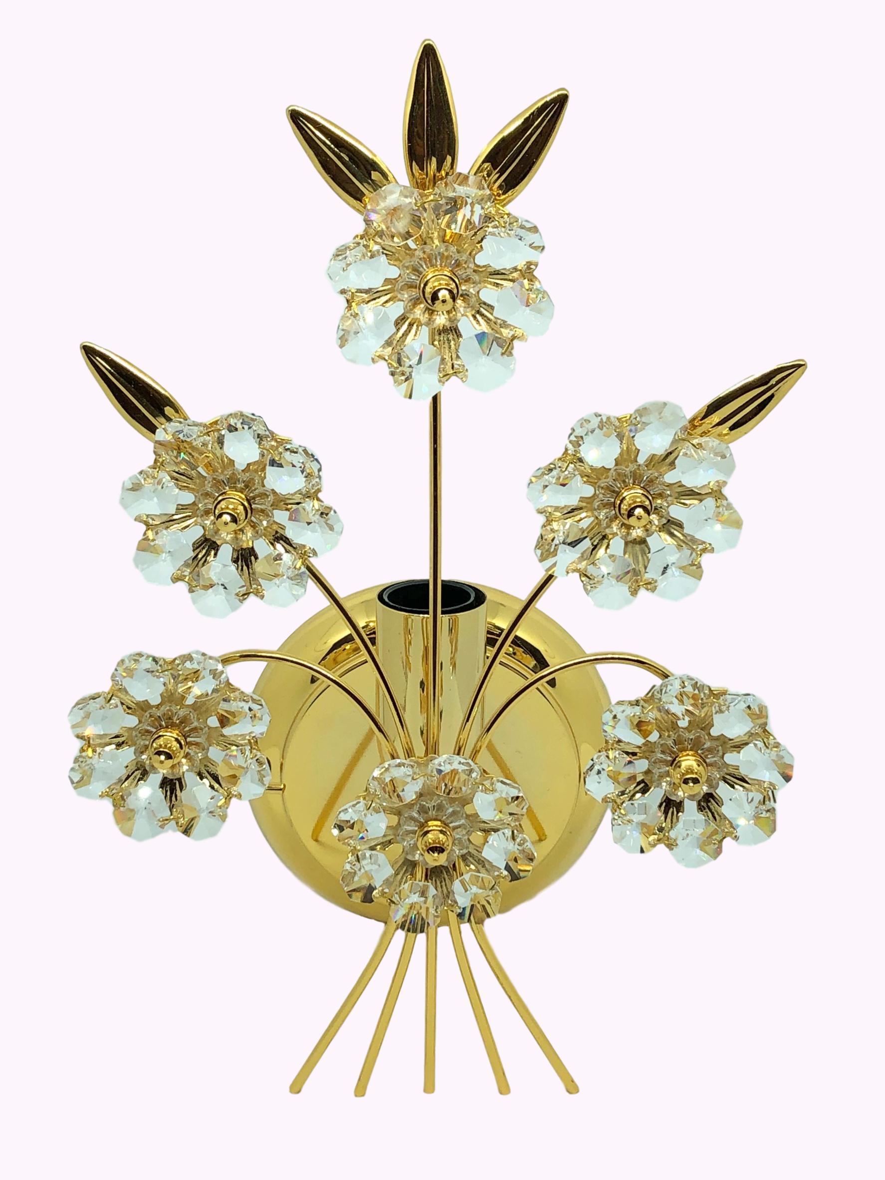 A single vintage gold-plated sconce with faceted crystal flowers made by the German company Palwa. The fixture has one European style E14 socket. It requires a European E14 candelabra bulb, up to 40 Watt.