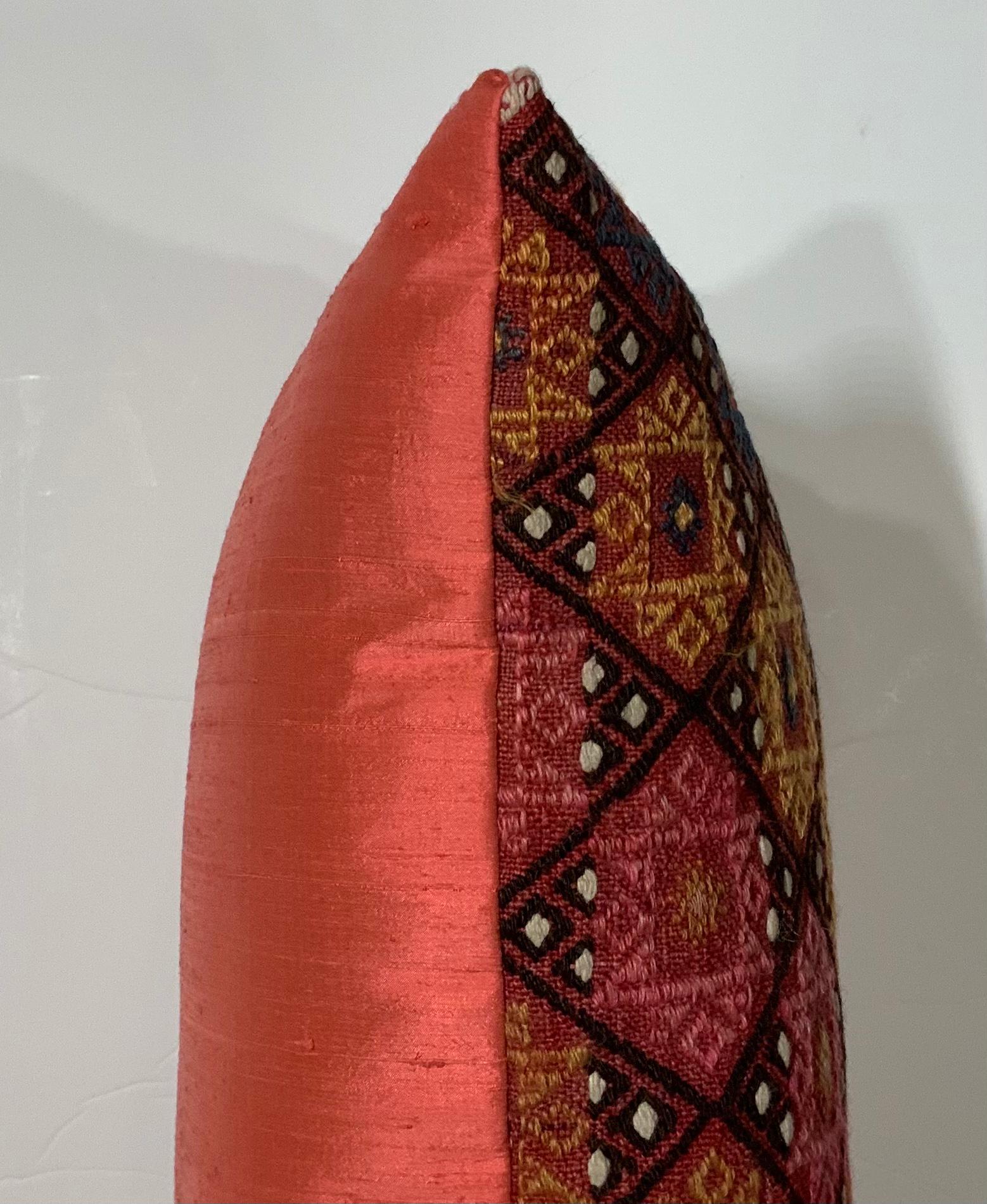 Cuscino singolo vintage ricamato a mano in vendita 2