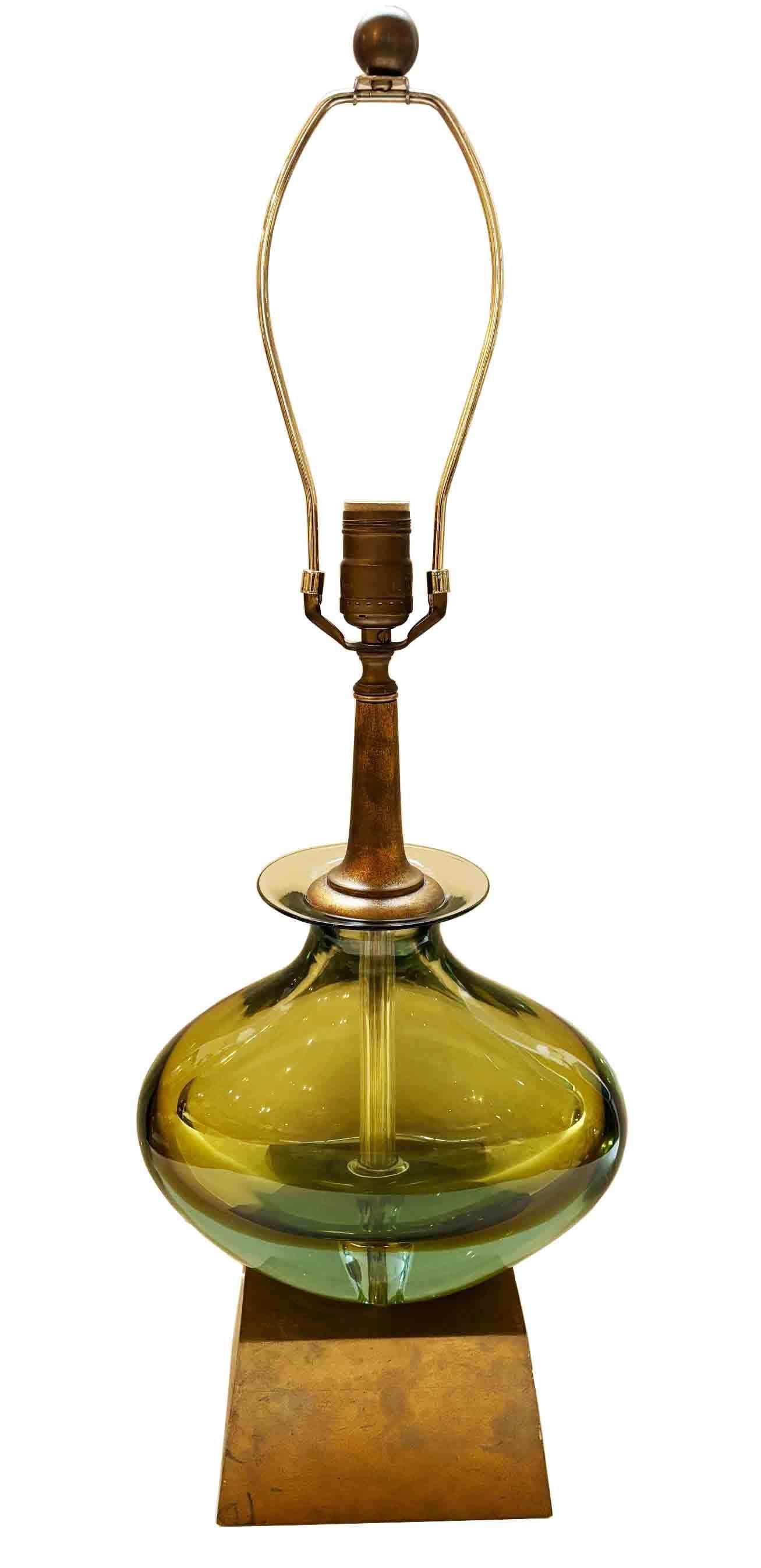 Lampe de table vintage en verre de Murano vert Abisinthe avec abat-jour en pongé de soie vanille par Seguso
Verre de Murano soufflé à la main avec base rectangulaire plaquée laiton, comprend un nouvel abat-jour en pongé de soie vanille, câblé avec