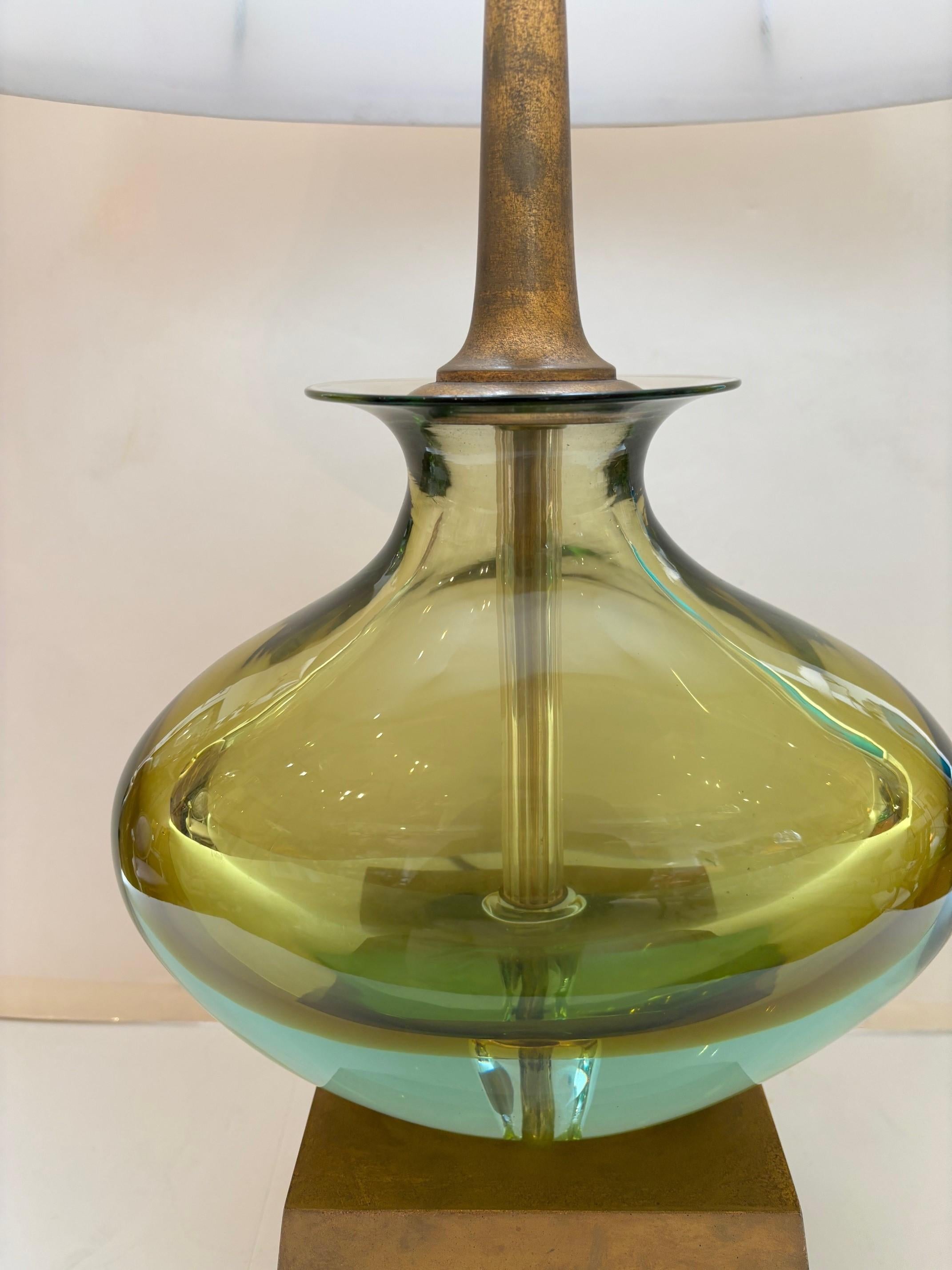 Fait main Lampe italienne vintage Abisinthe verte de Murano avec abat-jour en soie de Seguso en vente