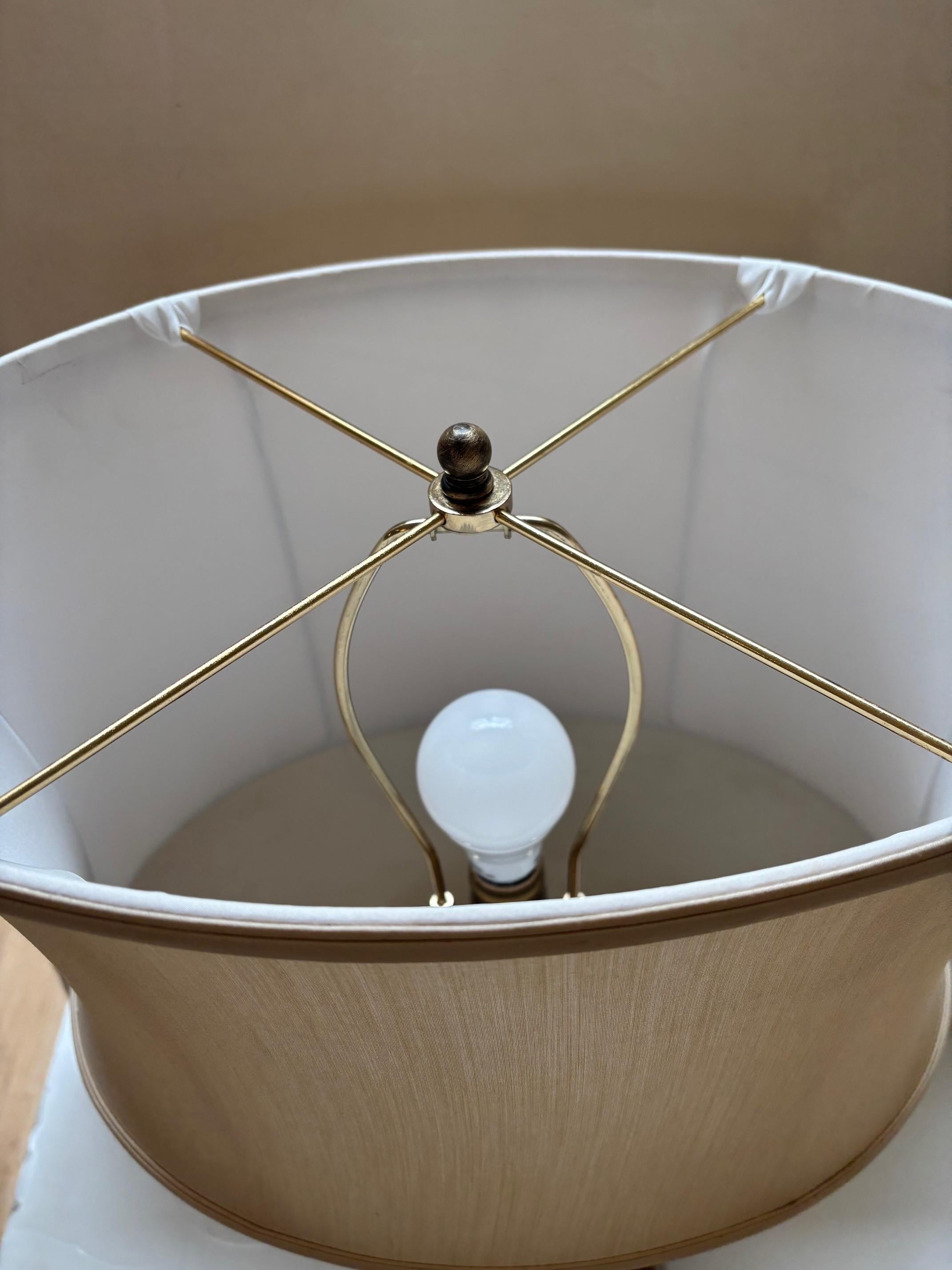 Milieu du XXe siècle Lampe italienne vintage Abisinthe verte de Murano avec abat-jour en soie de Seguso en vente