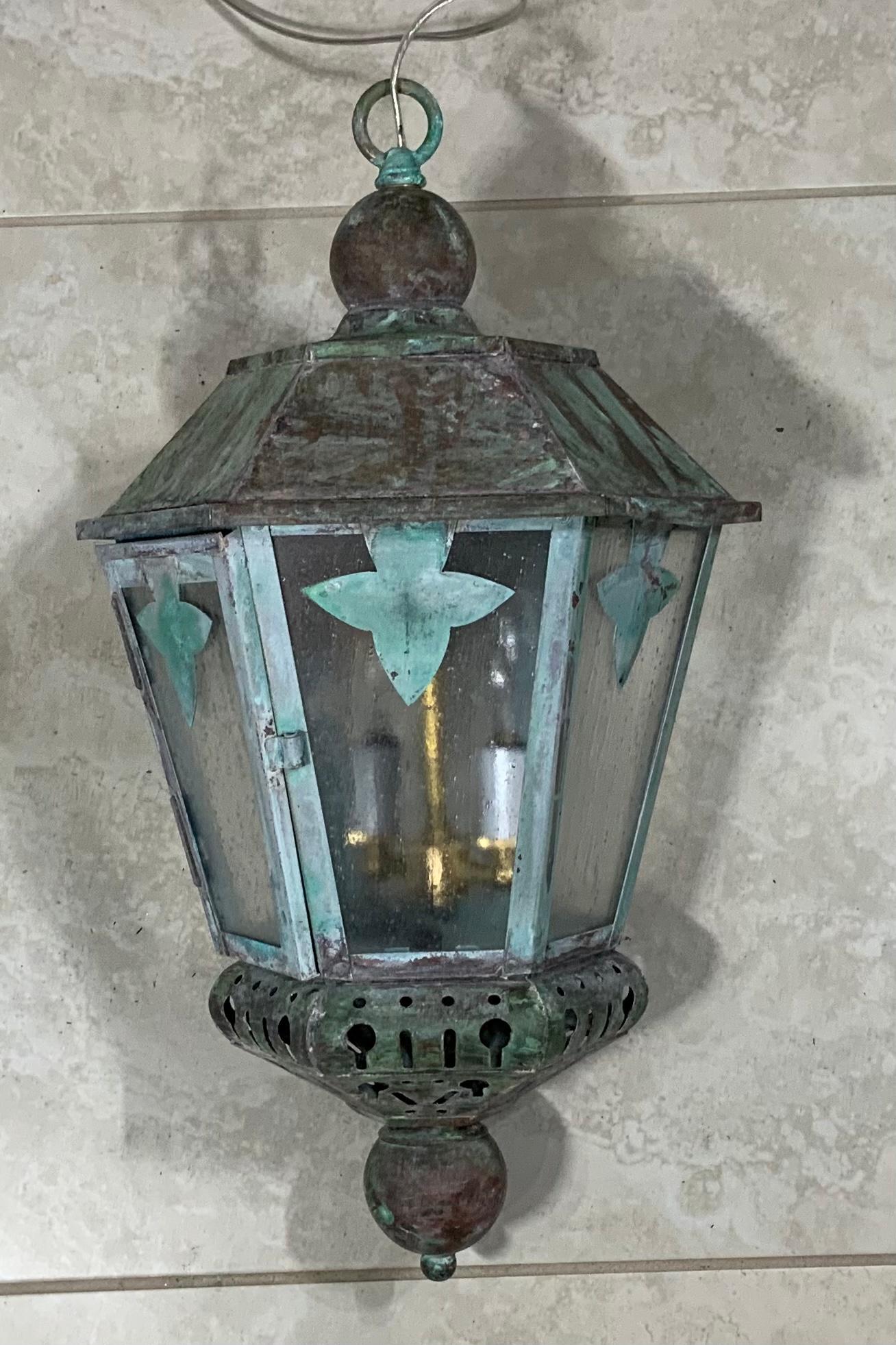 Single Vintage Six Sides Brass and Copper Hanging Lantern In Good Condition For Sale In Delray Beach, FL