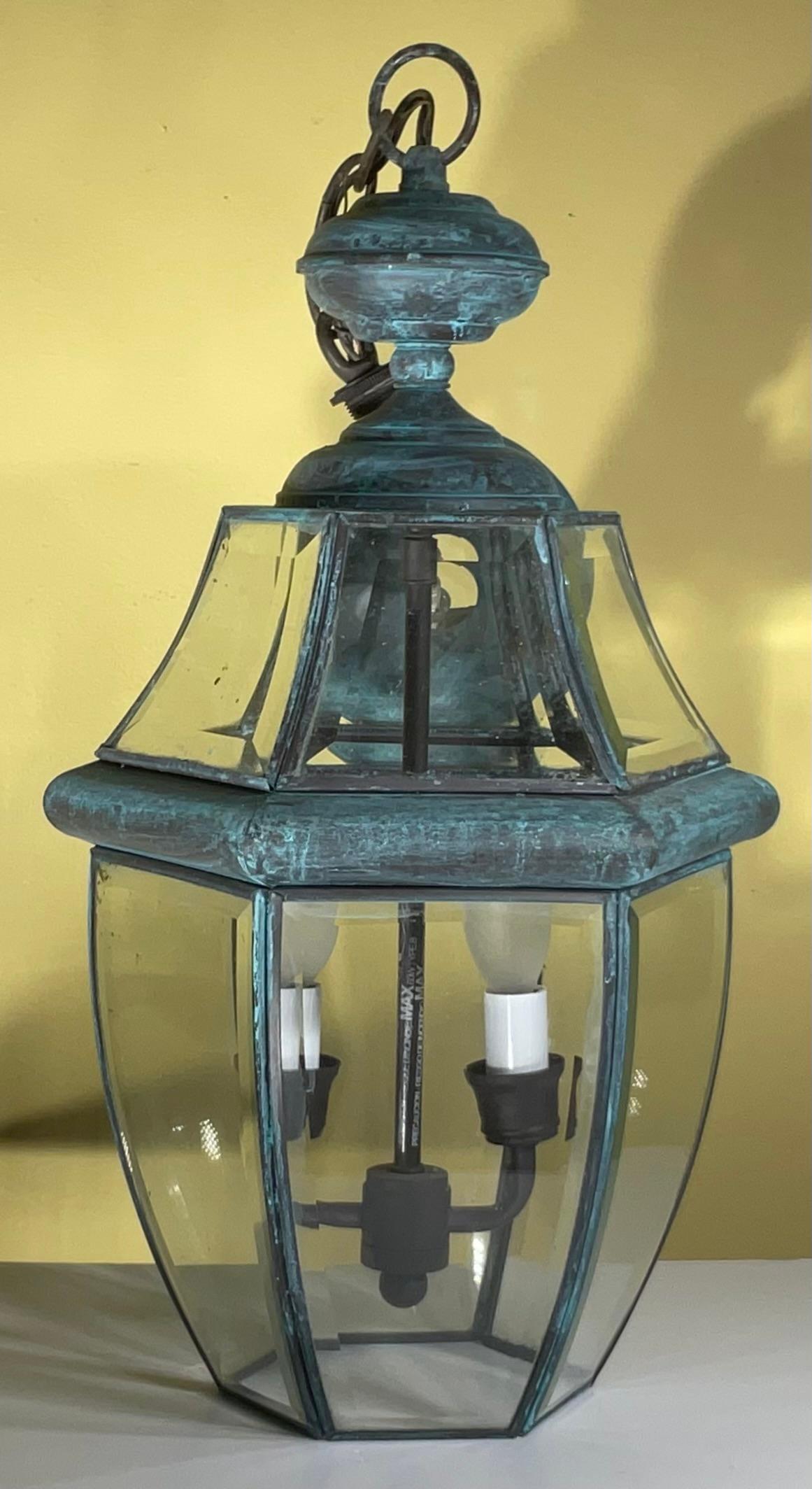 

Erhellen Sie Ihr Zuhause mit einem Hauch von Spaß. Diese exquisite Hängelaterne aus massivem Messing im Vintage-Stil strahlt zeitlose Eleganz und altmodischen Charme aus. Gefertigt aus hochwertigem, massivem Messing, sieht diese Laterne nicht nur