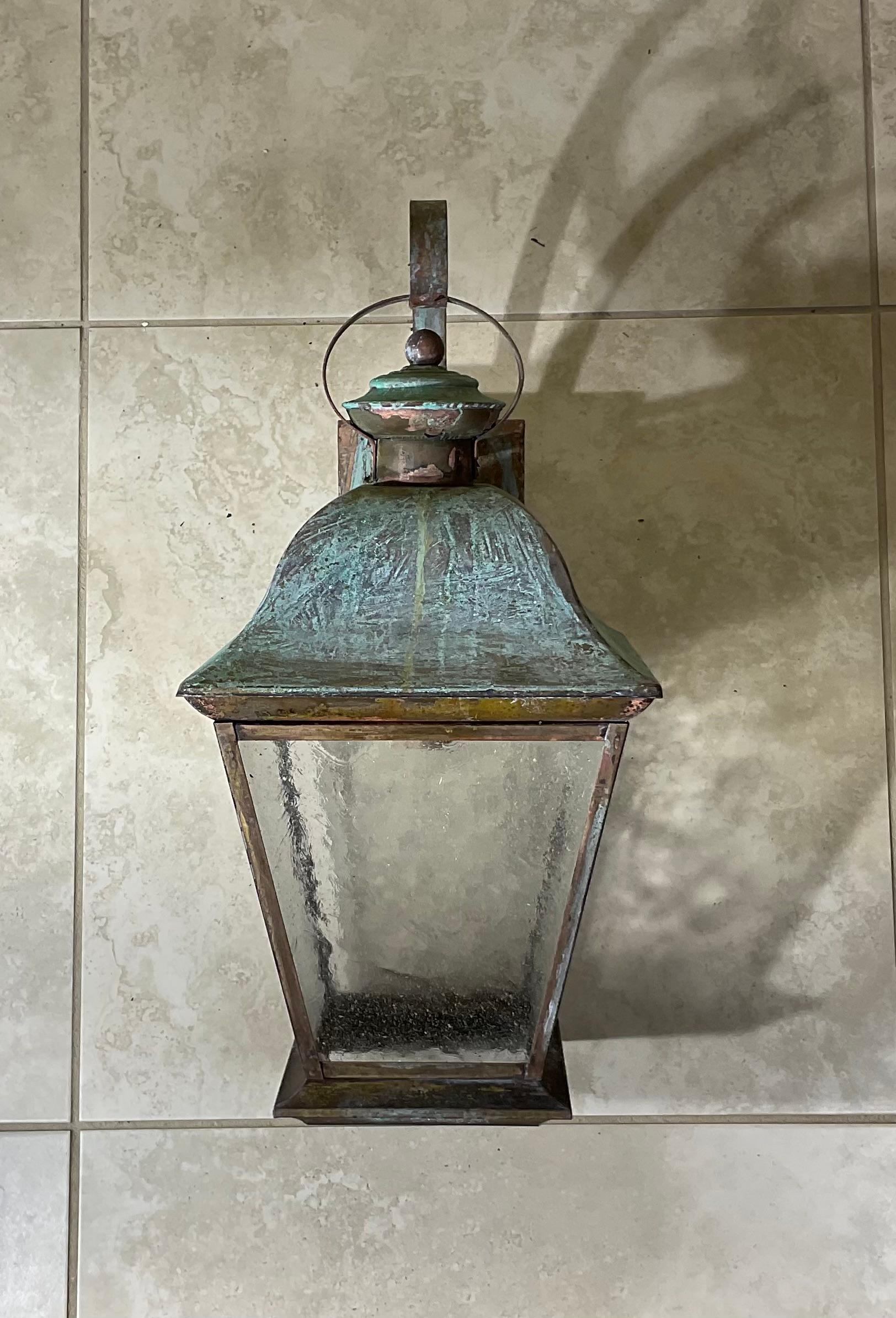 Single Vintage Solid Brass Wall Lantern In Good Condition For Sale In Delray Beach, FL