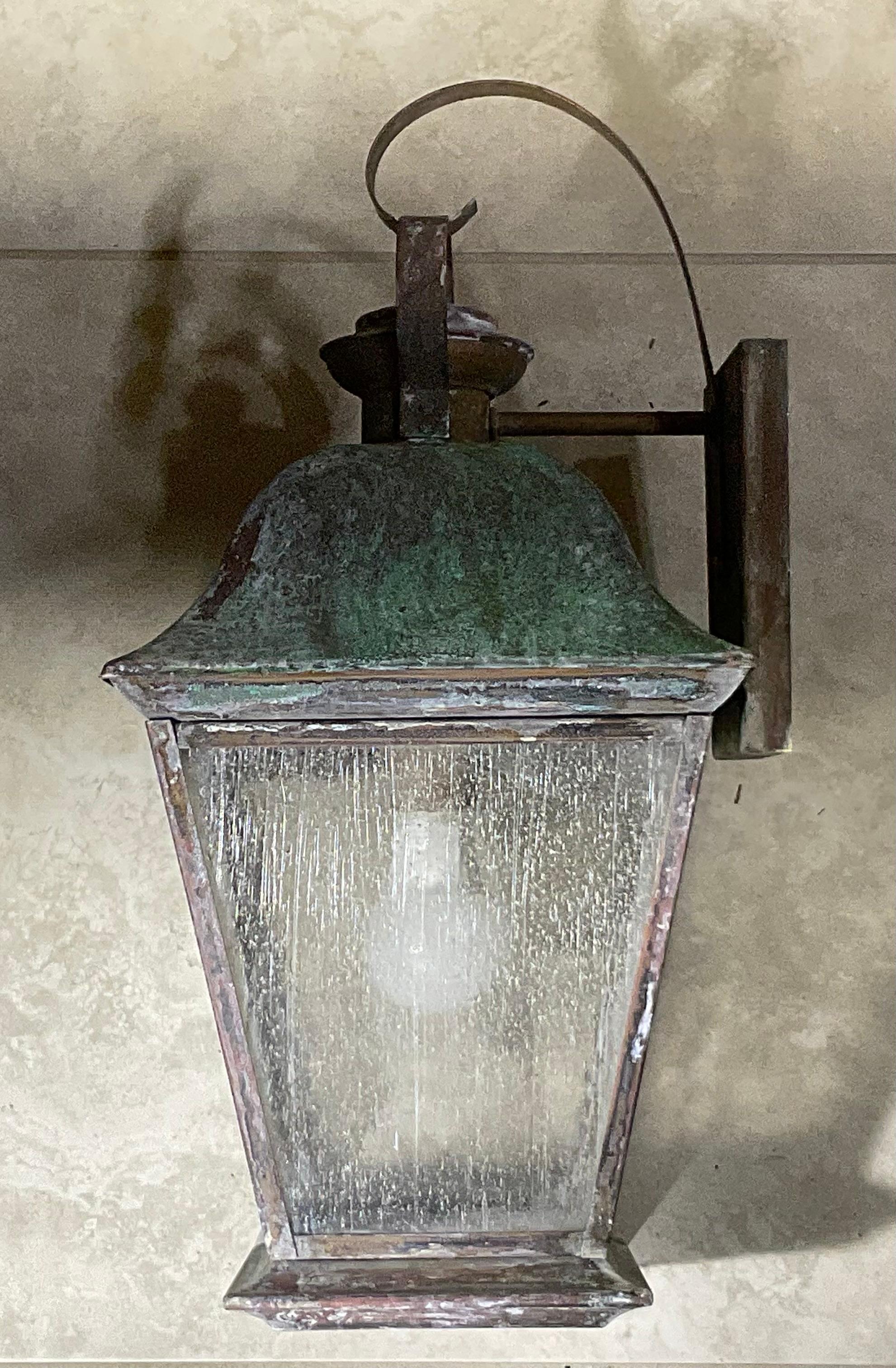 Single Vintage Solid Brass Wall Lantern In Good Condition For Sale In Delray Beach, FL