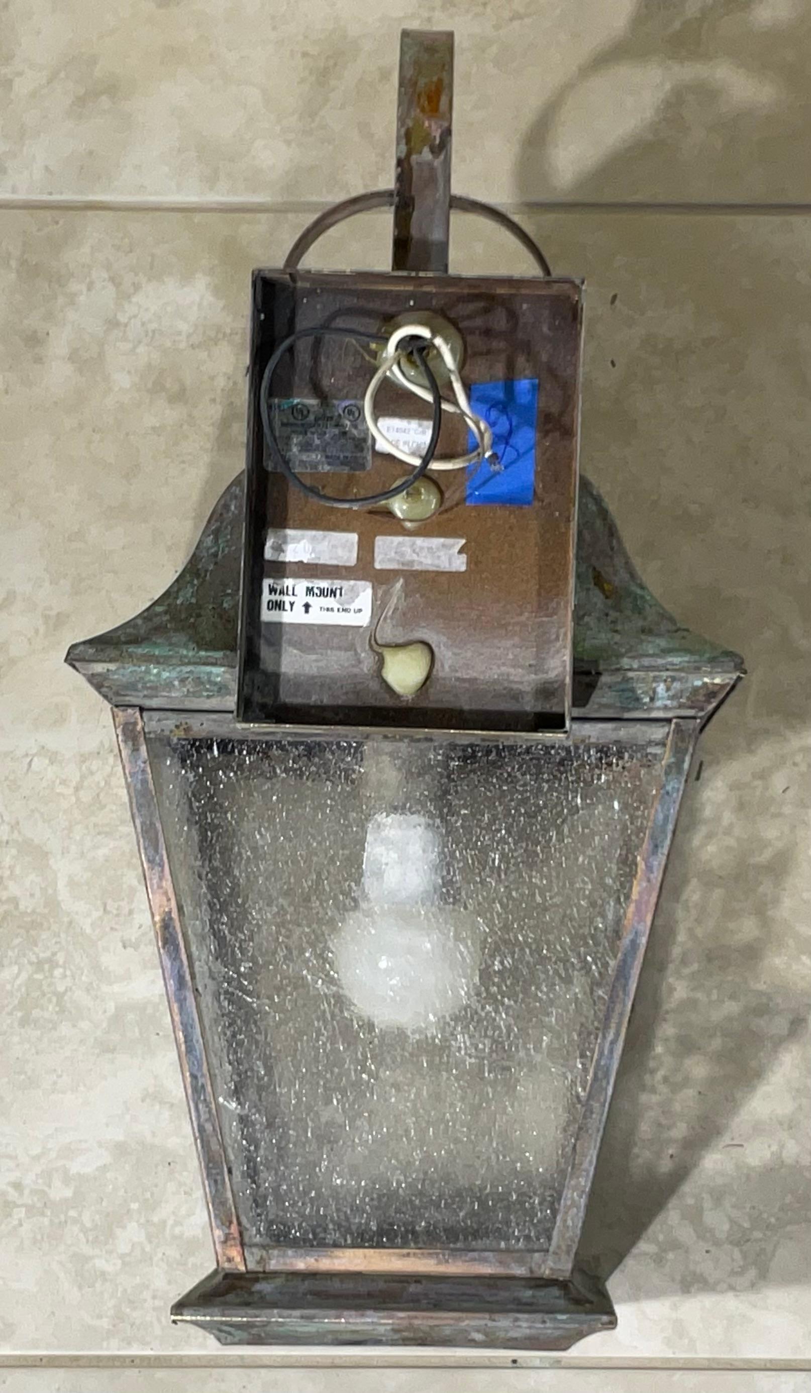 Single Vintage Solid Brass Wall Lantern In Good Condition For Sale In Delray Beach, FL