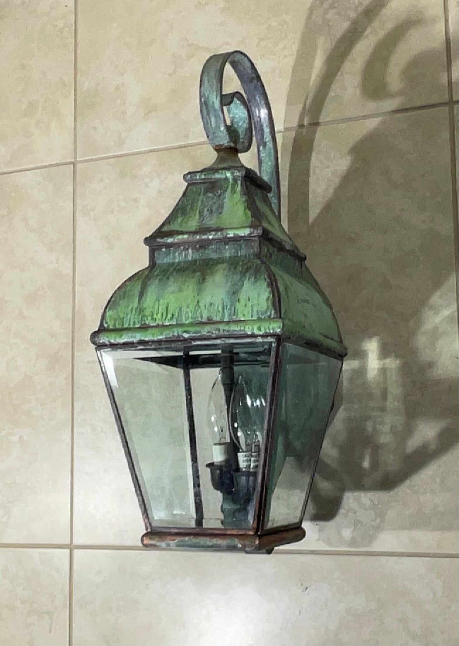 Lanterne murale suspendue simple de qualité en laiton massif avec deux lampes de 40 watts  Homologué UL selon le code américain, convient aux endroits humides.
Belle patine.
 une lanterne en laiton fabriquée à la main est plus qu'un simple appareil