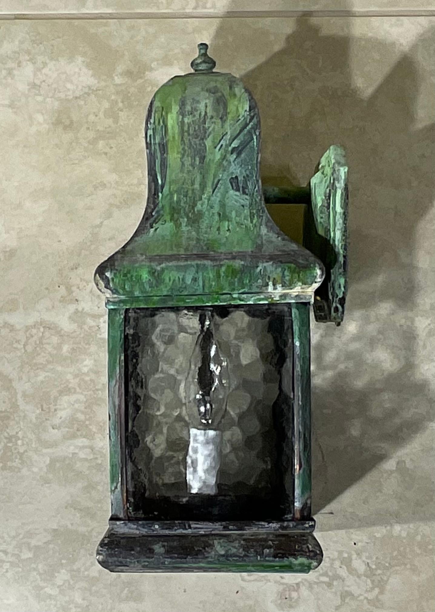 Farol individual de latón macizo para colgar en la pared en Bueno estado para la venta en Delray Beach, FL