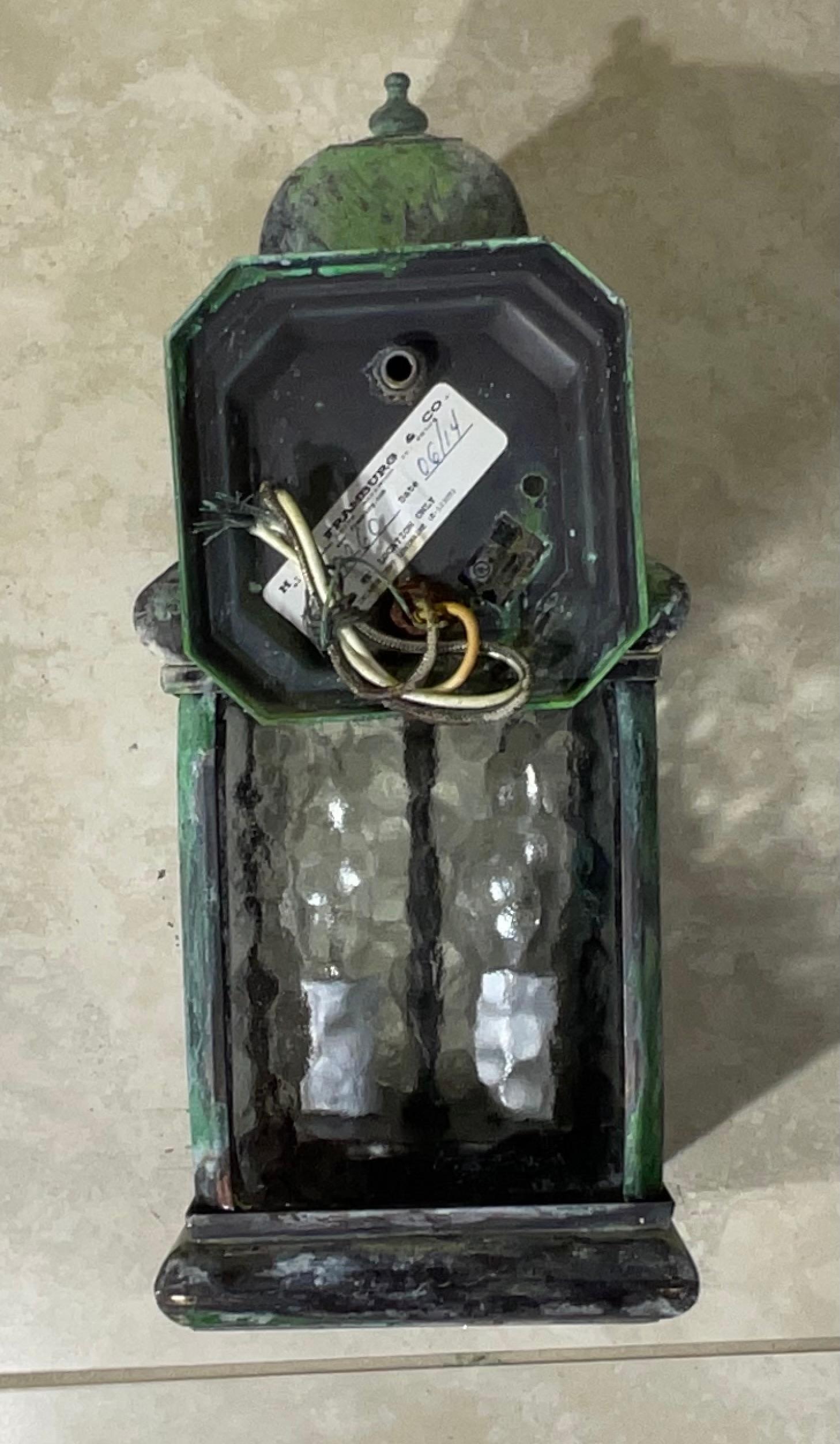 Farol individual de latón macizo para colgar en la pared Latón en venta