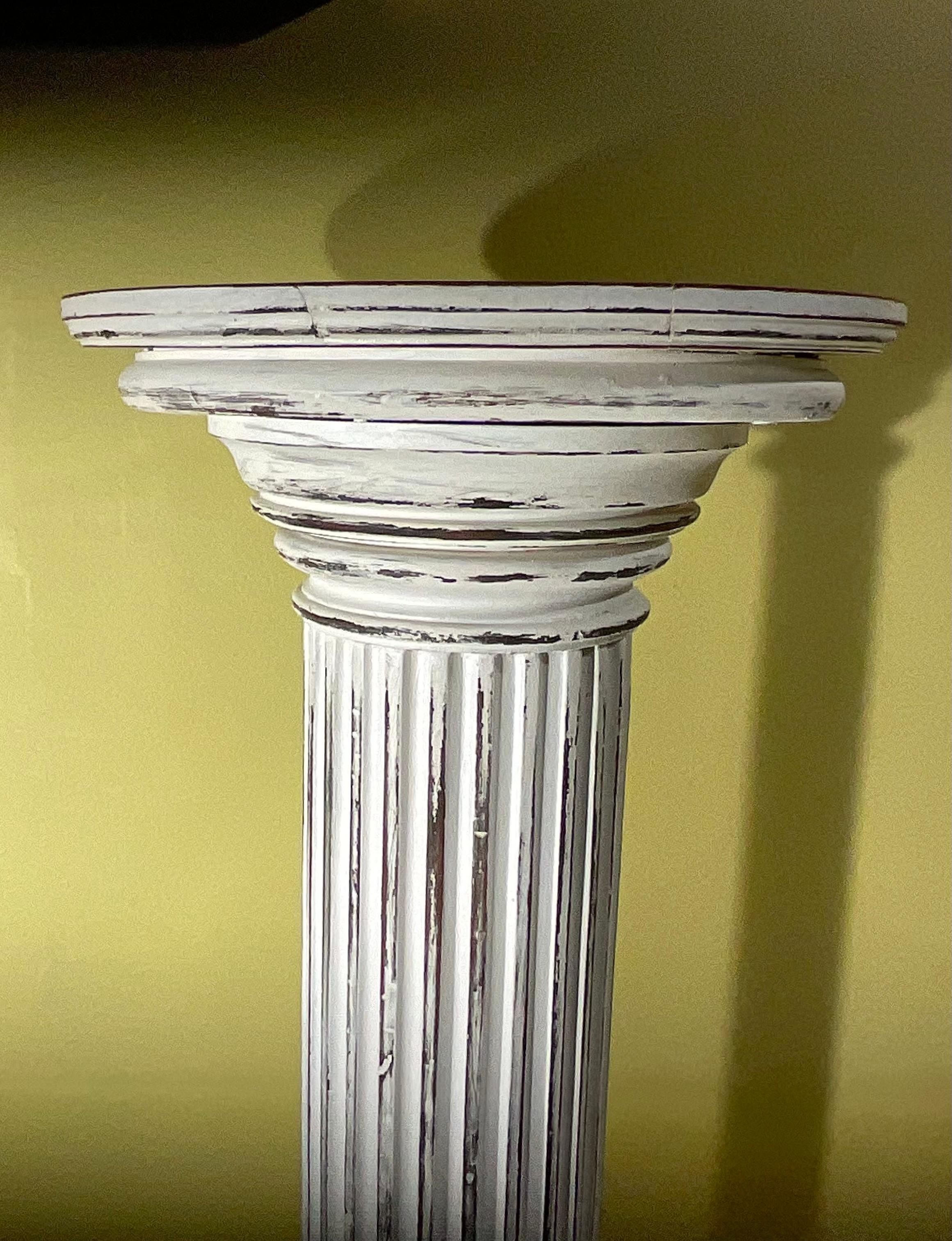 Einzelnes Pedestal aus geschnitztem Nussbaumholz (amerikanisch) im Angebot