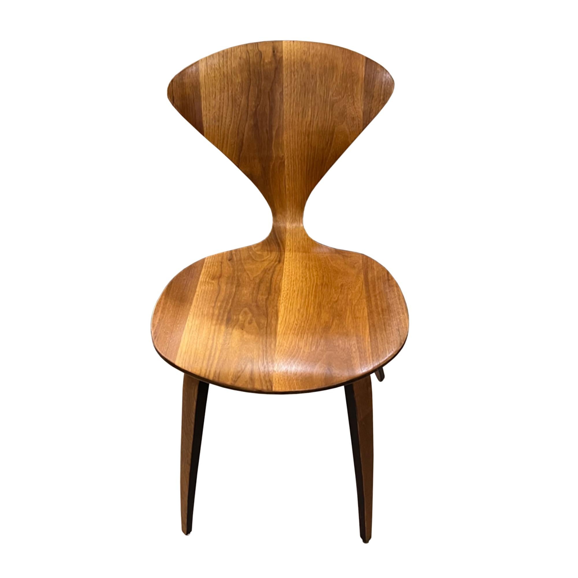 This is a walnut veneered plywood chair made by the Cherner Chair Company in the United States. A classic modern design, featuring the 'wasp waist' silhouette.

A decorative and practical chair for any room - we have placed it with a dressing table