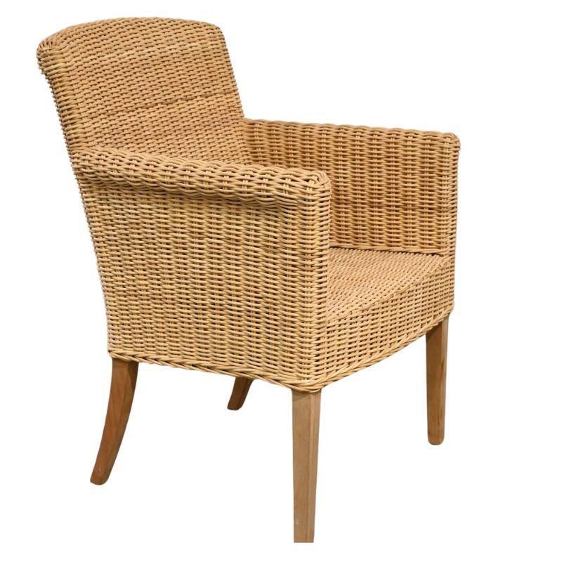 Una poltrona da interno Walters Wicker che unisce lo stile contemporaneo a quello di un'altra poltrona da interno.  artigianato esperto.  Lo schienale della sedia e i braccioli sono leggermente arcuati e le gambe sono sottili e affusolate in legno.