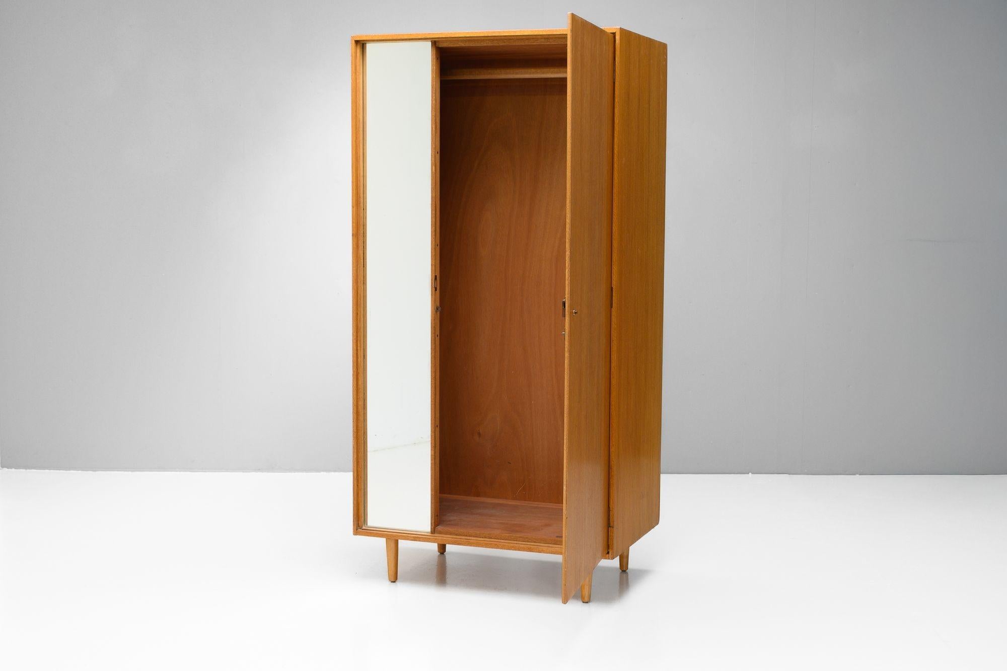 Armadio a specchio singolo di Stag Furniture in Oak. Rifinito. K.K. circa 1960.
H. 182 cm x L. 91 cm x P. 56 cm