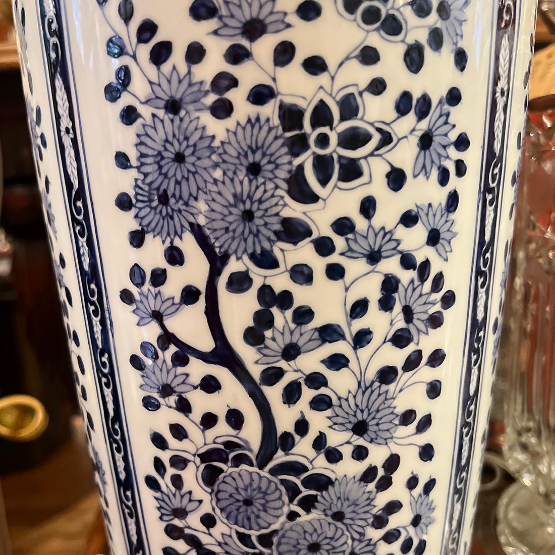 Chinois Lampe de table simple en porcelaine blanche et bleue en vente