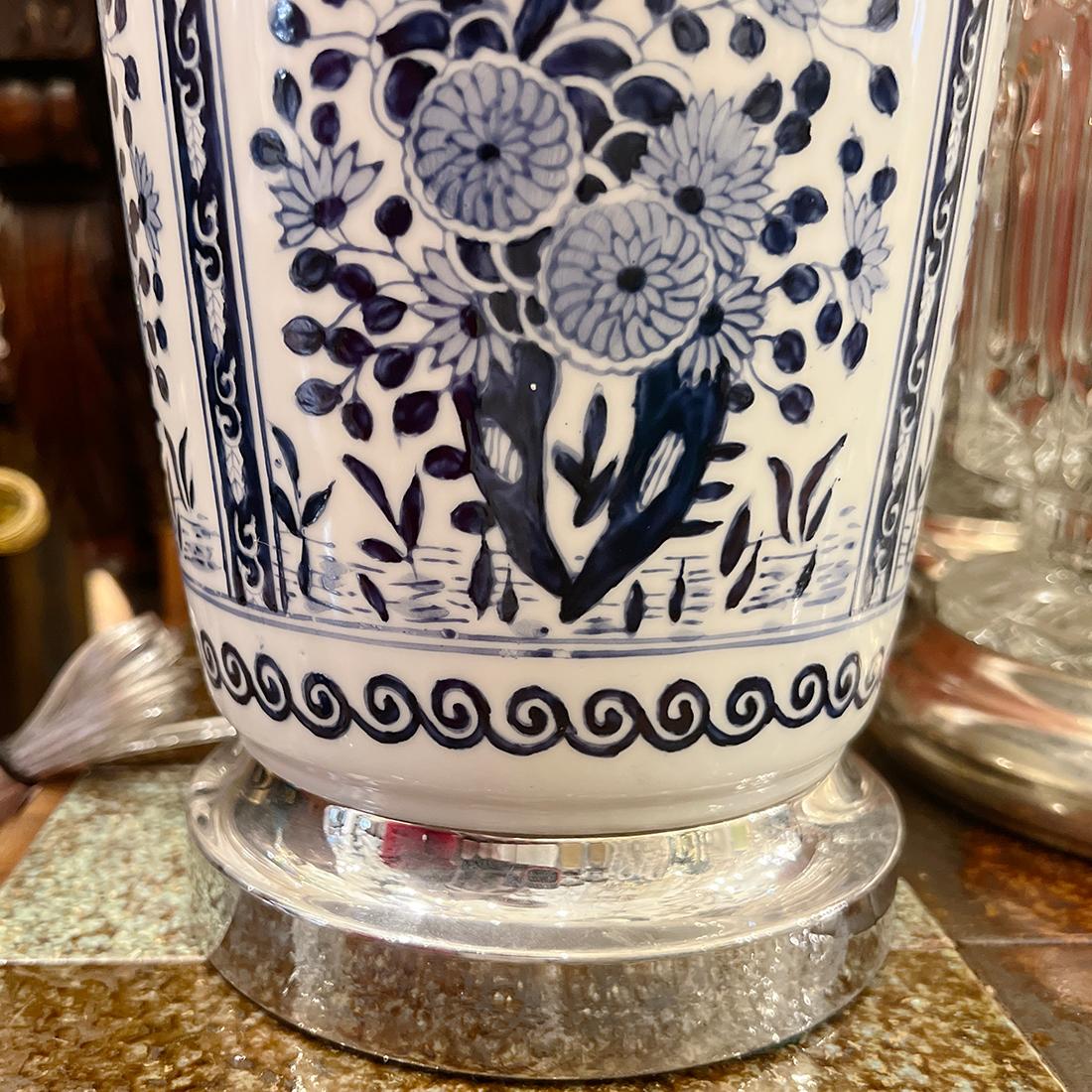 Lampe de table simple en porcelaine blanche et bleue Bon état - En vente à New York, NY