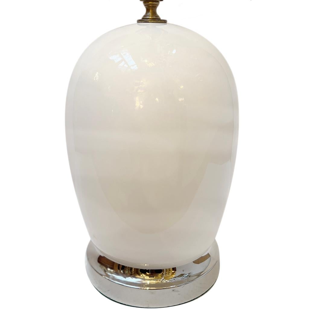Lampe de table italienne des années 1960 avec base en argent.

Mesures :
Hauteur du corps : 13