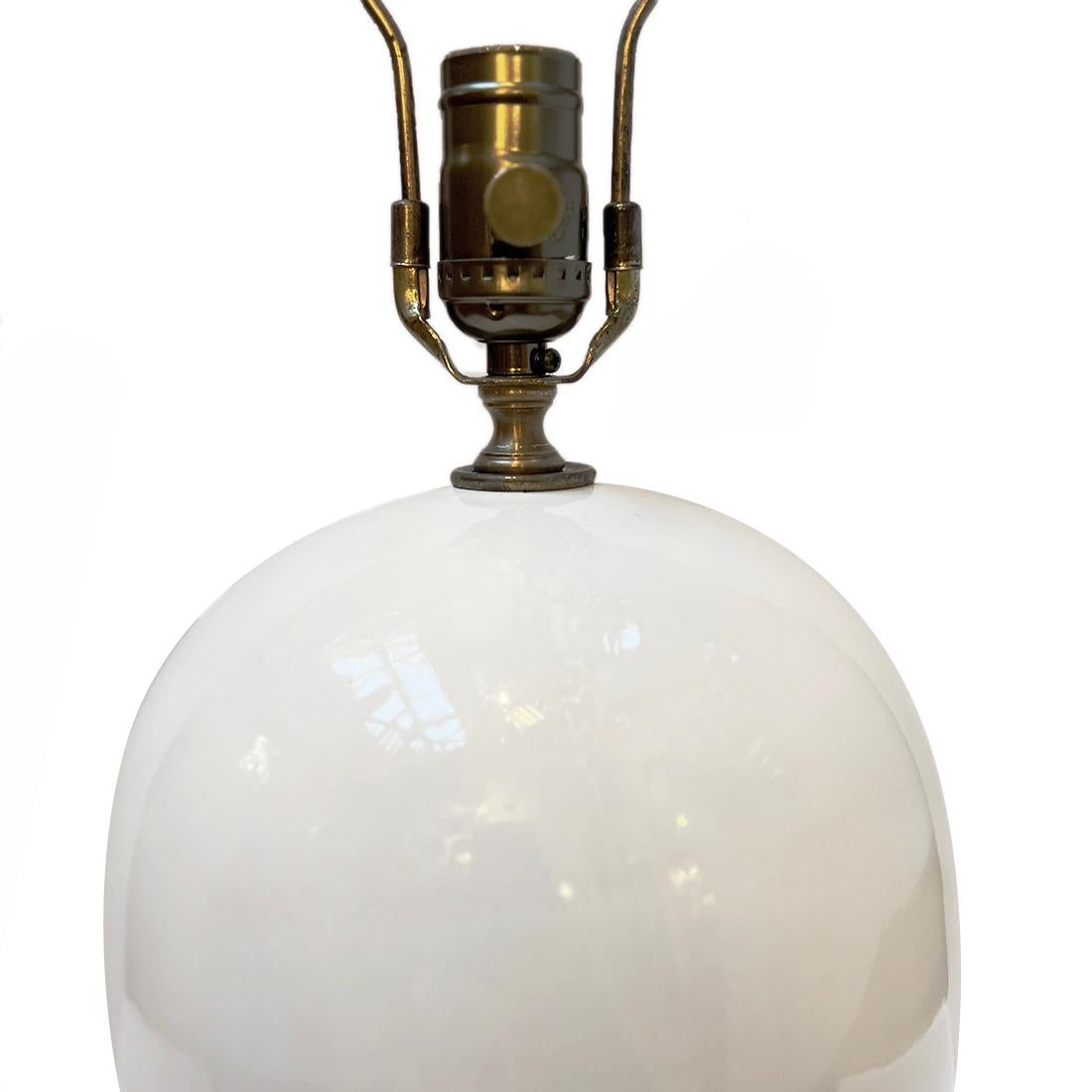 italien Lampe simple en porcelaine blanche en vente