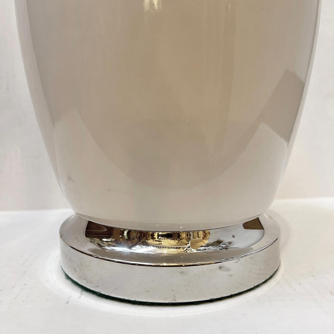 Lampe simple en porcelaine blanche Bon état - En vente à New York, NY