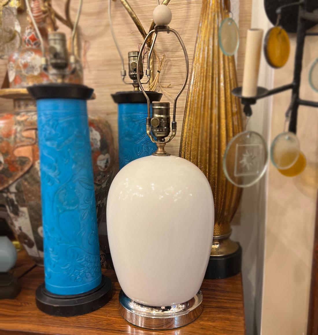 Milieu du XXe siècle Lampe simple en porcelaine blanche en vente