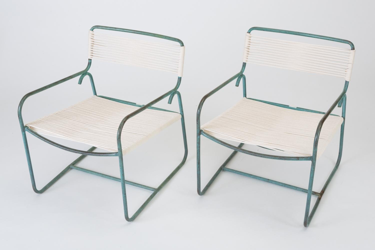 A wide patio lounge chair by Walter Lamb for Brown Jordan. The chair has a simple construction in tubular bronze with a patinated finish, with rounded squares serving as runners on each side. The backrest, and seat are both woven in cotton sail