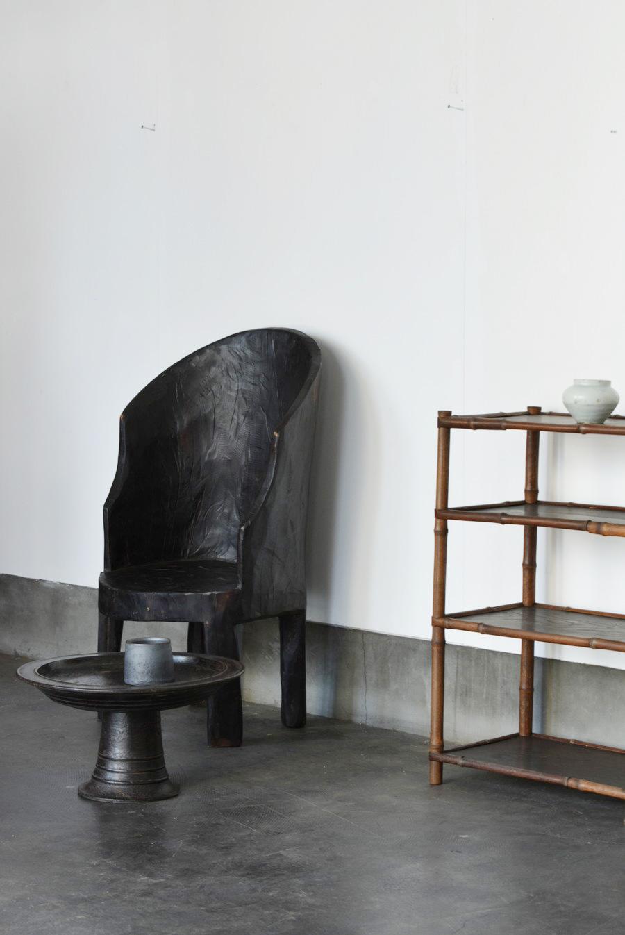 This is a vintage Indian chair owned by a Japanese collector.
It is a chair that takes a lot of time and effort to make, made by hollowing out a thick, large piece of hard wood.
Made by the Naga tribe of India.
I think it's from the late 20th