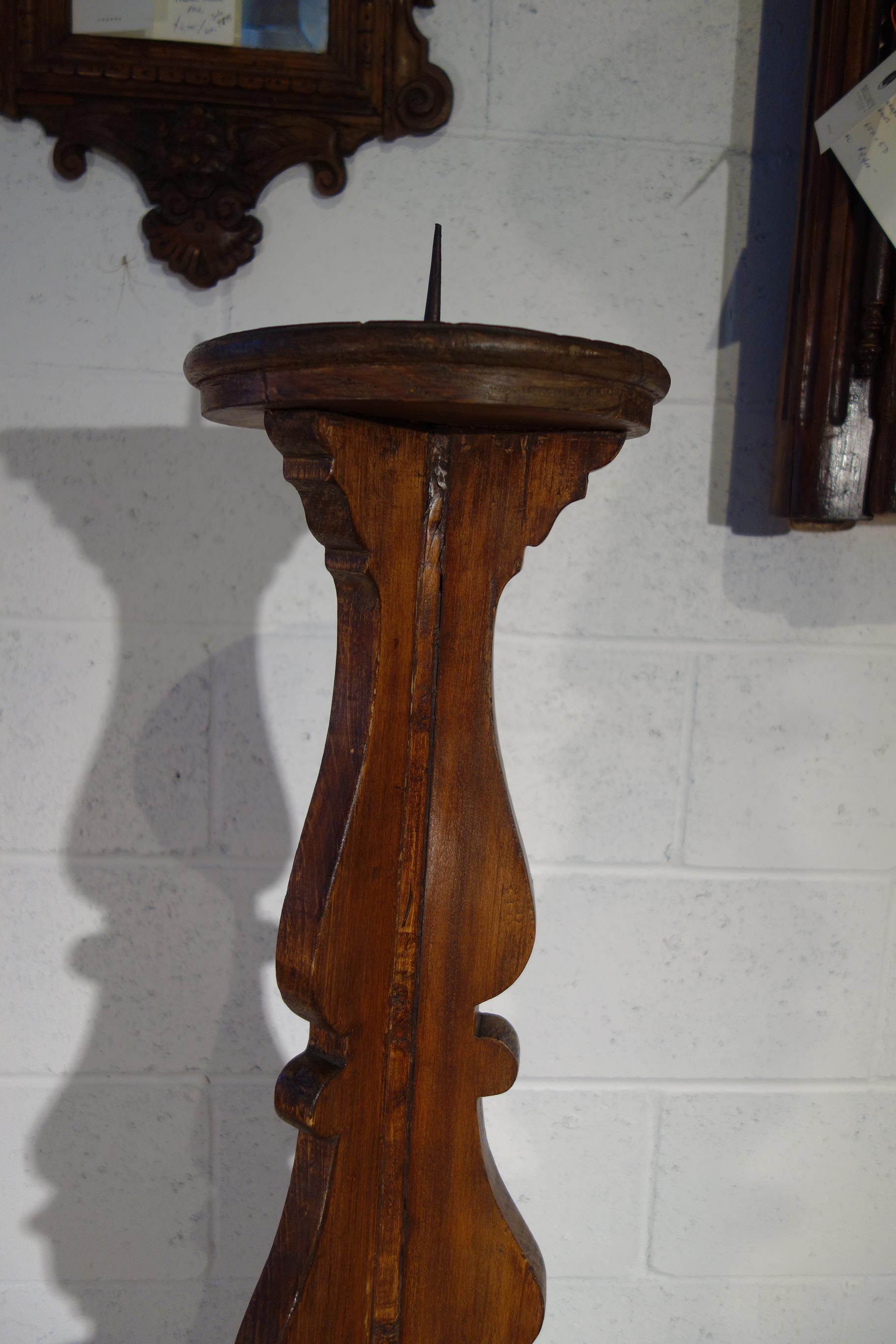 Italienischer toskanischer, handgeschnitzter Renaissance-Kandelaber aus Holz aus dem 19. Jahrhundert im Angebot 1