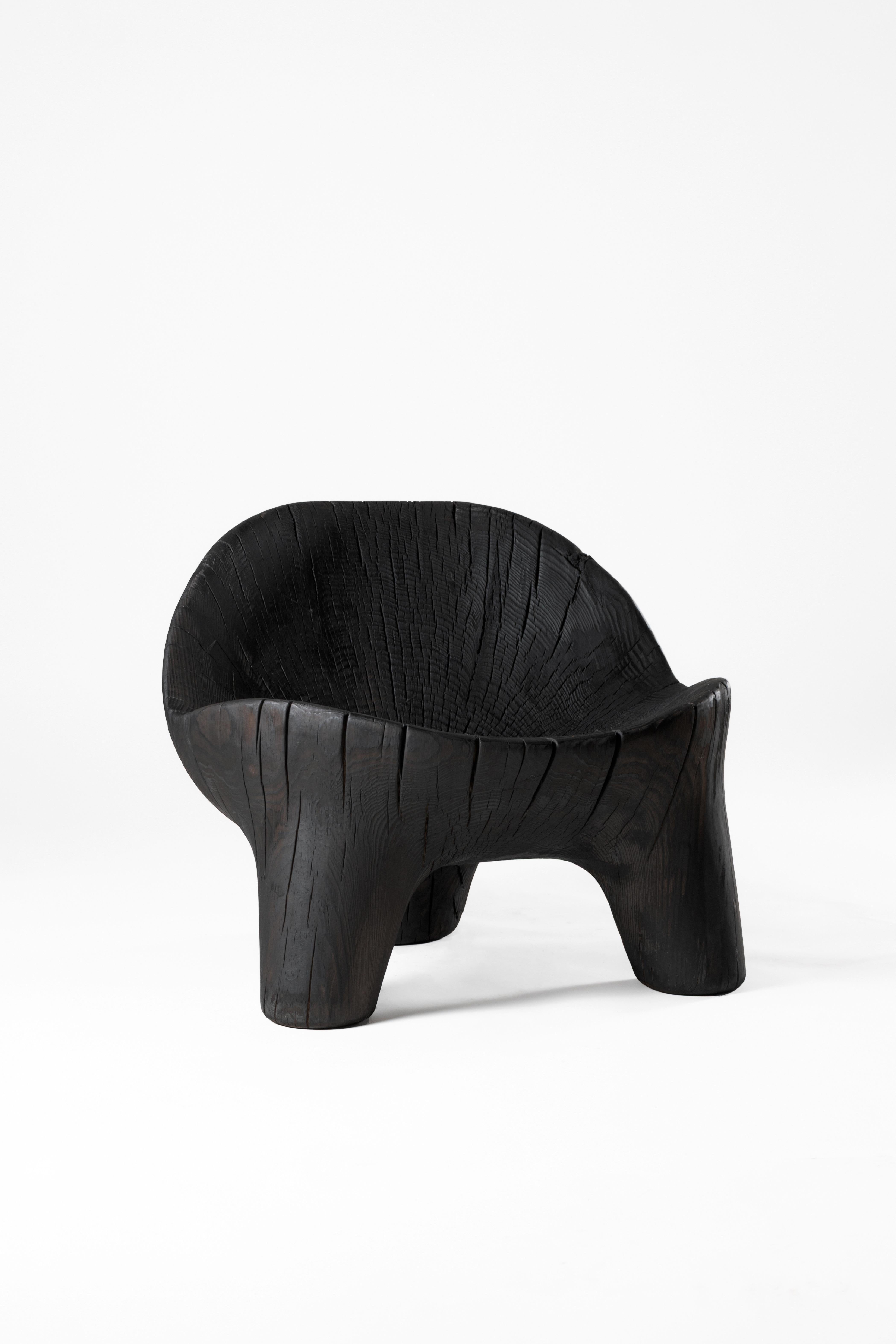 Single Wood, Pietra vulcanica, Marmo Batan Lounge Chair di Sebastián Cappiello
Dimensioni:  L 72 x P 72 x H 60 cm
Materiali: Blocco unico, legno; pietra vulcanica; marmo. 
Finiture: Cedro bianco, cedro annerito (yakisugi), encino (rovere messicano),
