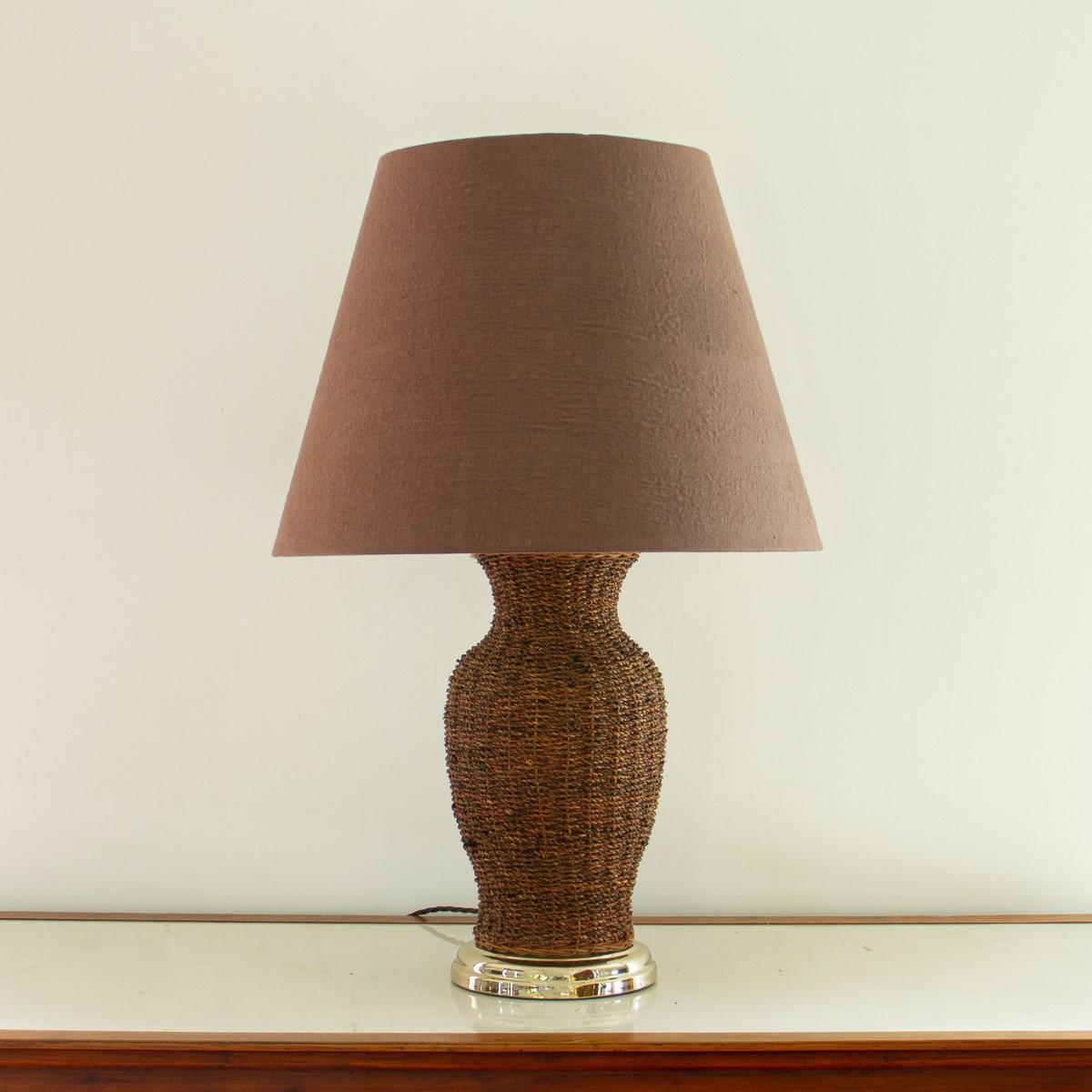 A single woven reed, urn shaped lamp on a polished brass mount, 1970s.

Excellent condition.