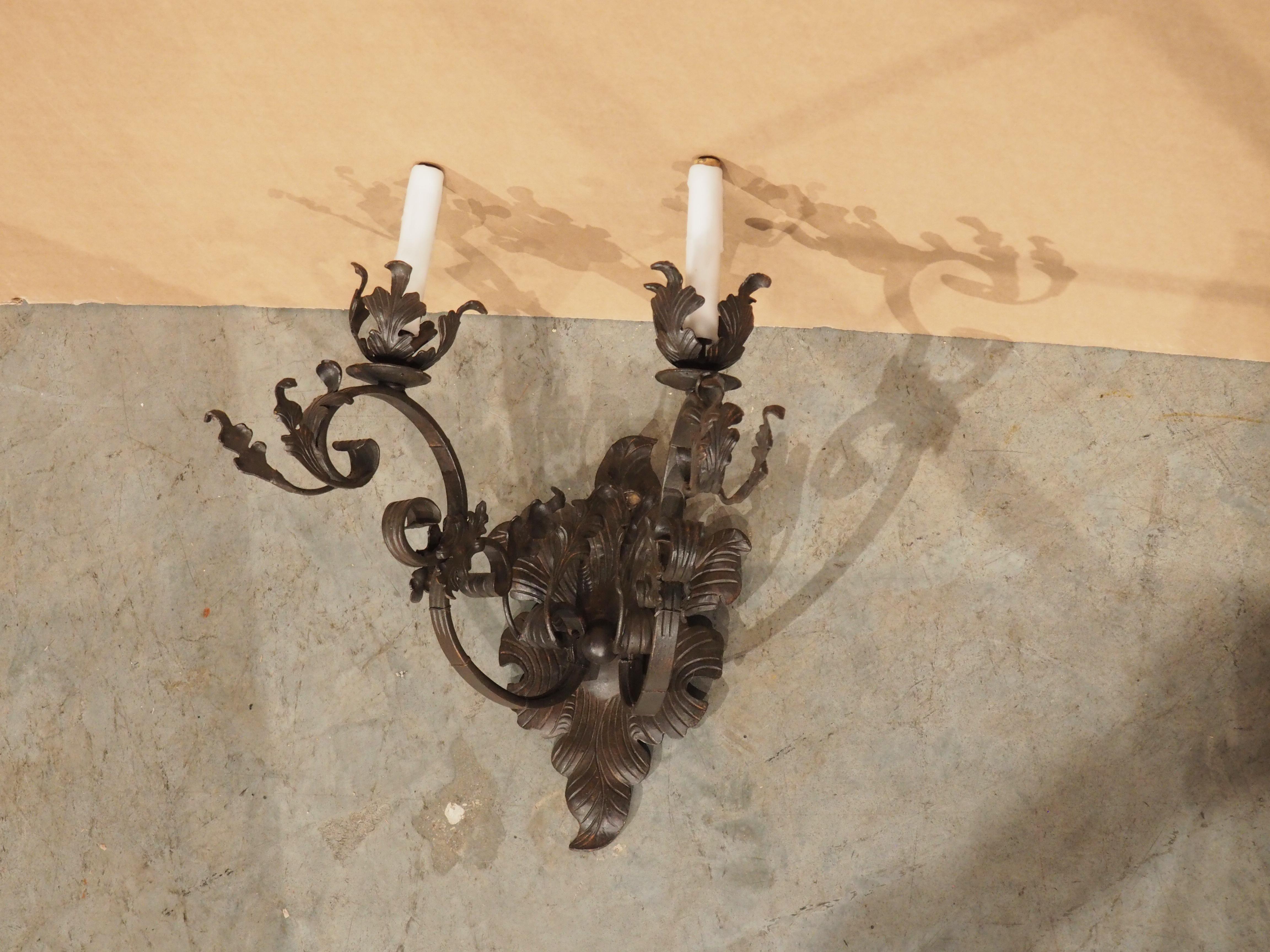 Single Wrought Iron Wall Sconce with Foliate Ornamentation In Good Condition For Sale In Dallas, TX