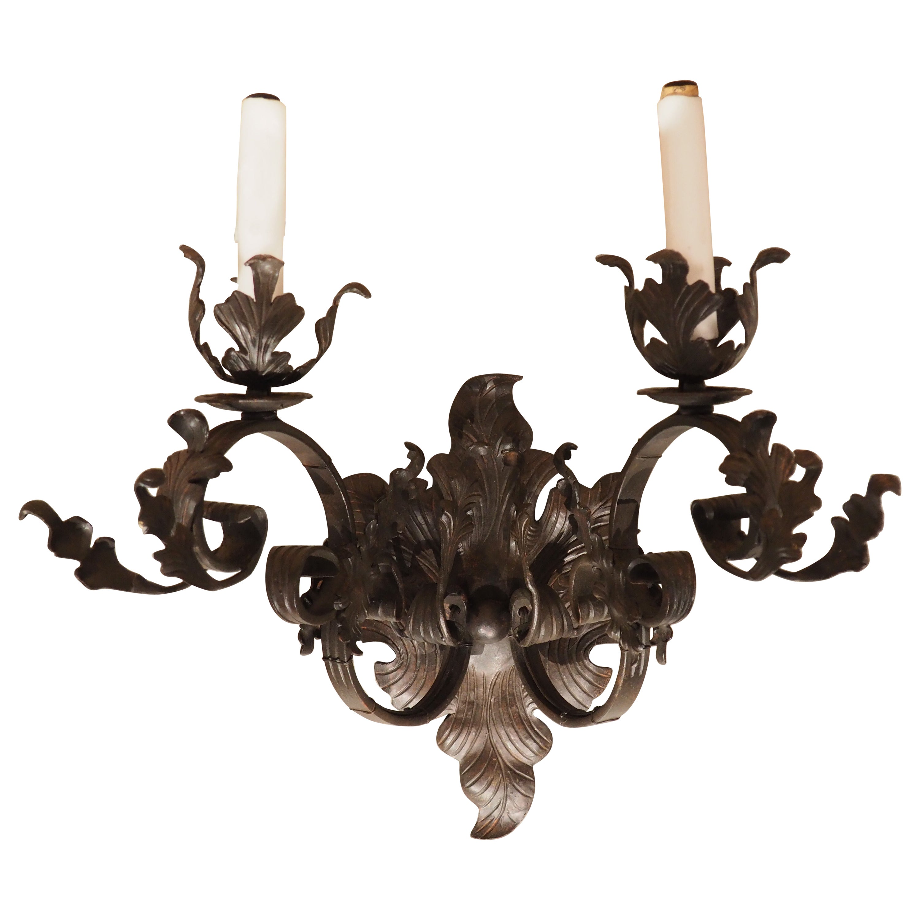 Applique singola in ferro battuto con ornamento a fogliame