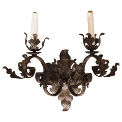 Applique singola in ferro battuto con ornamento a fogliame