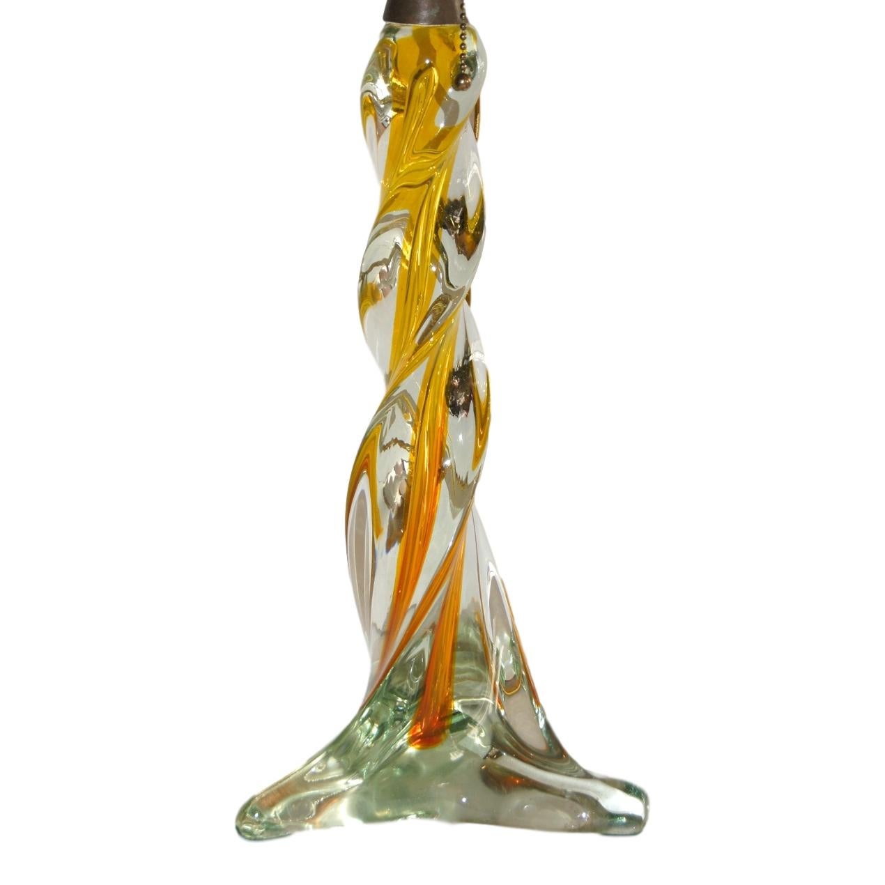 Une seule lampe de table en verre de Murano datant des années 1960, avec des rayures intérieures de couleur jaune et orange.

Mesures :
Hauteur du corps : 16
Hauteur jusqu'à l'appui de l'abat-jour : 26