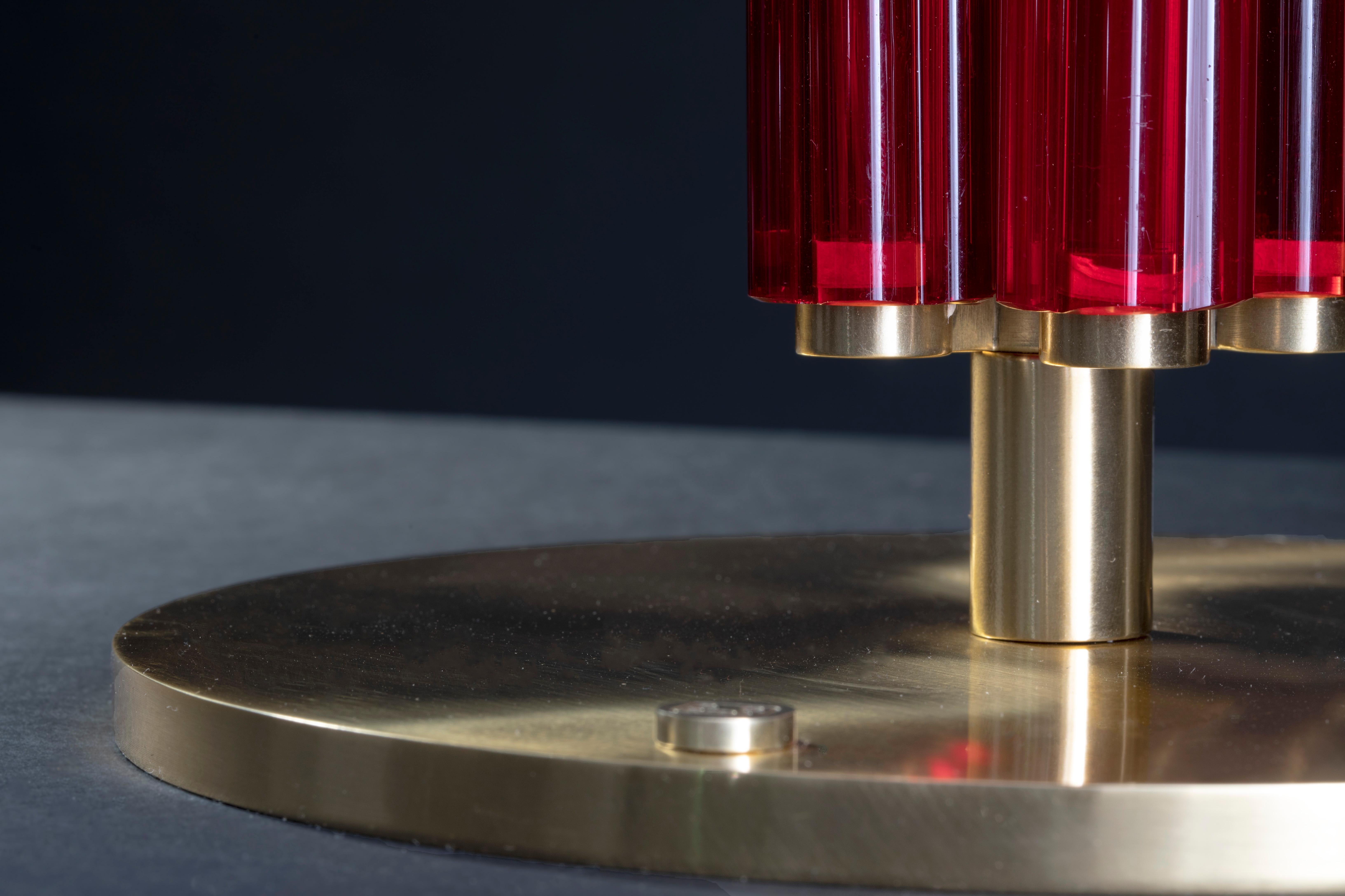 Lampe à poser 'RED CANE' simple

Lampe spécialement conçue et fabriquée sur du verre de Murano d'un rouge vif rare. Les objets en verre de Murano ont été soufflés et moulés à la main en forme de cannes creuses de section 