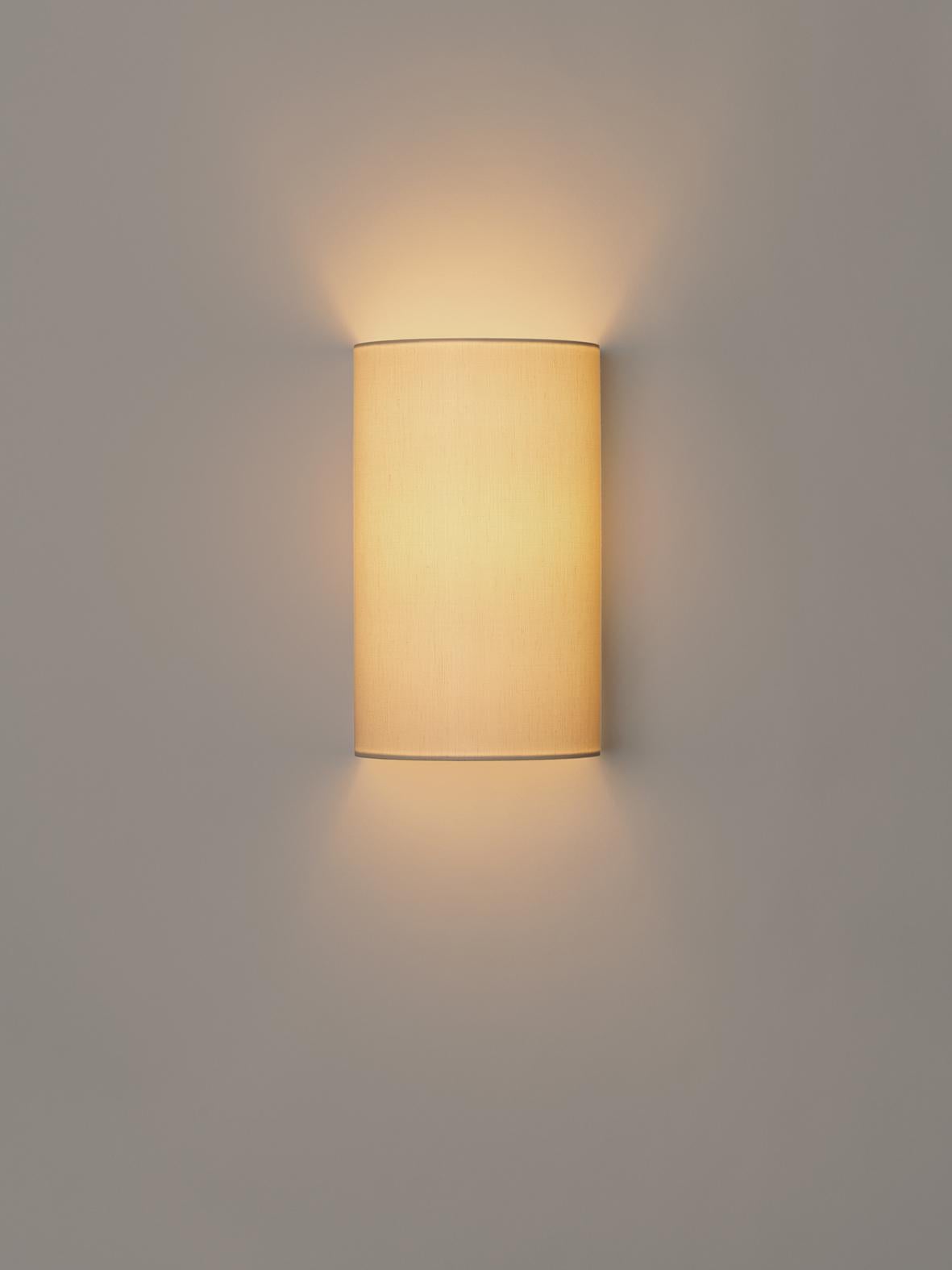 Moderne Lampe murale d'art contemporain Singular en lin blanc par Miguel Milá en vente