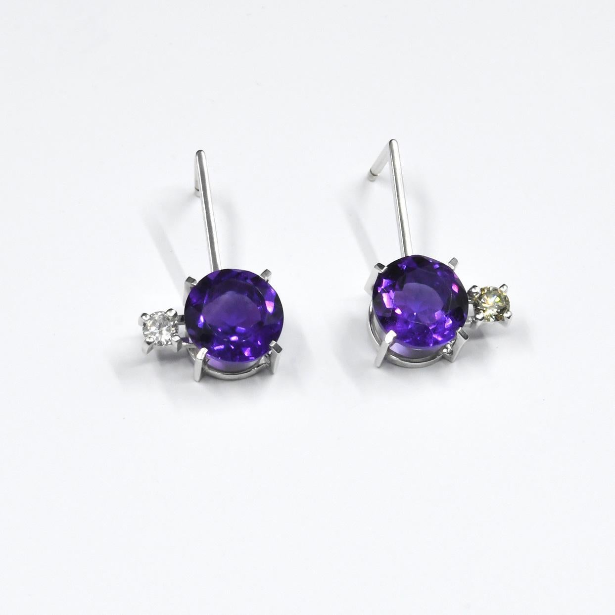 Contemporary Singularity Earings with 2.5 ct Amethysts, 0.1 ct Diamonds on 18k White Gold For Sale