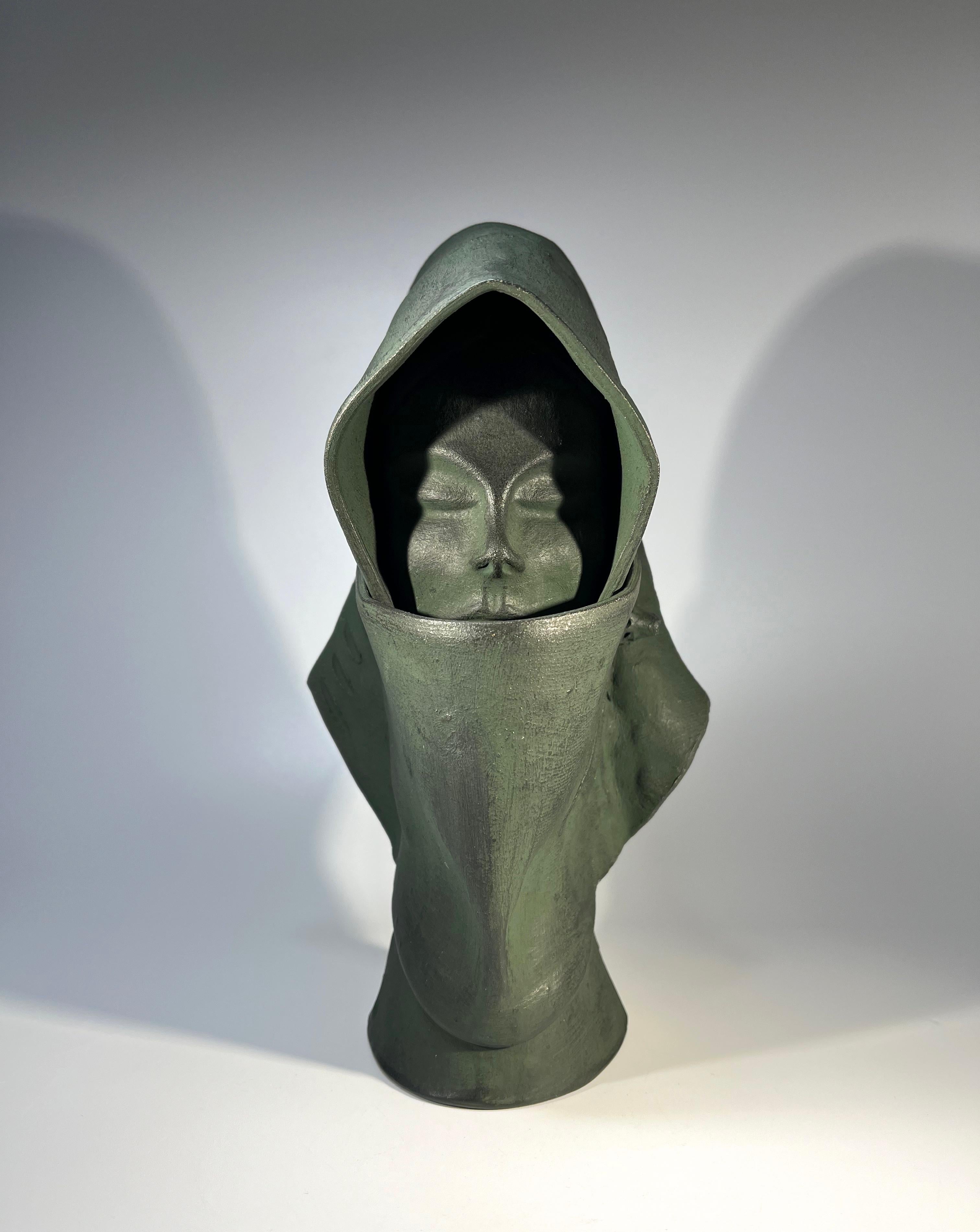 Ein privates, beruhigendes und ruhiges Werk eines unbekannten Künstlers
Wunderschön gearbeitet und dezent mit dunkelgrüner Mattglasur veredelt
Circa 1980er Jahre
Vorzeichenlos
Höhe 9,5 Zoll, Breite 5 Zoll, Tiefe 4,5 Zoll
In sehr gutem