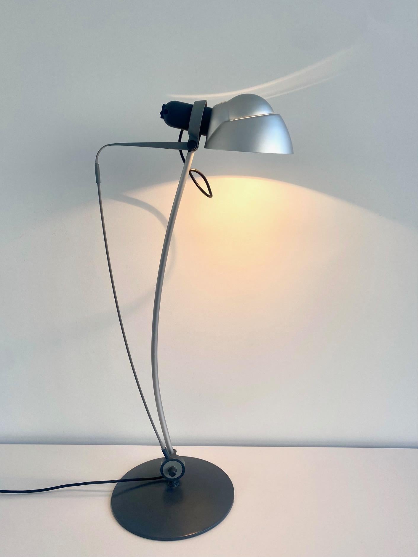 Sini desk lamp by Rene Kemna For Sirrah, Italy, 1980s.

The tension of the form of this desk lamp is beautiful. The bow keeps the lamp in the right position.

The lamp is in a very good working condition.