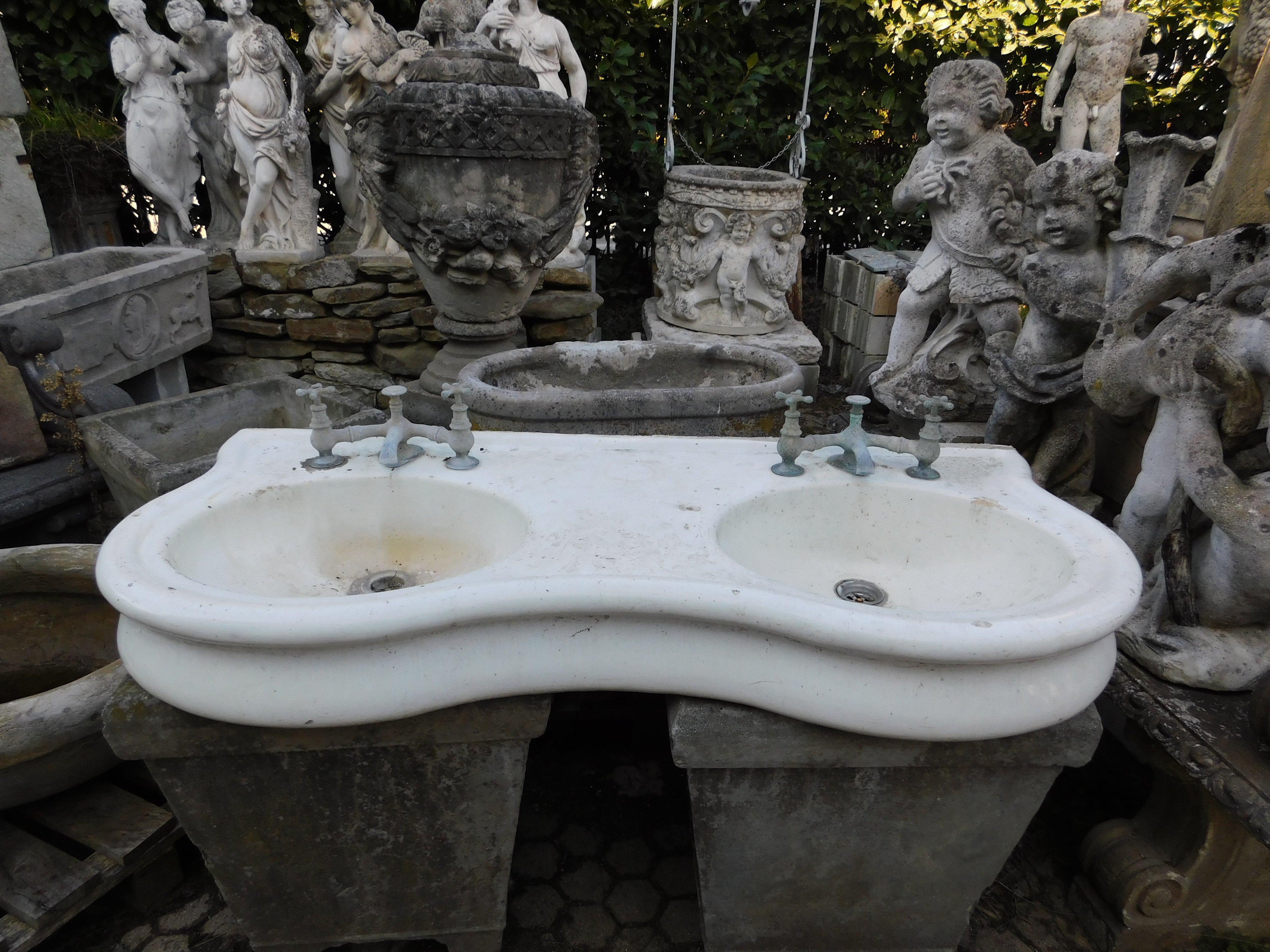 Lavabo antico, utilizzabile sia all'interno che all'esterno, ha doppio lavabo in ceramica smaltata bianca, piccoli difetti nello smalto dovuti all'età dell'oggetto, proveniente dall'Italia